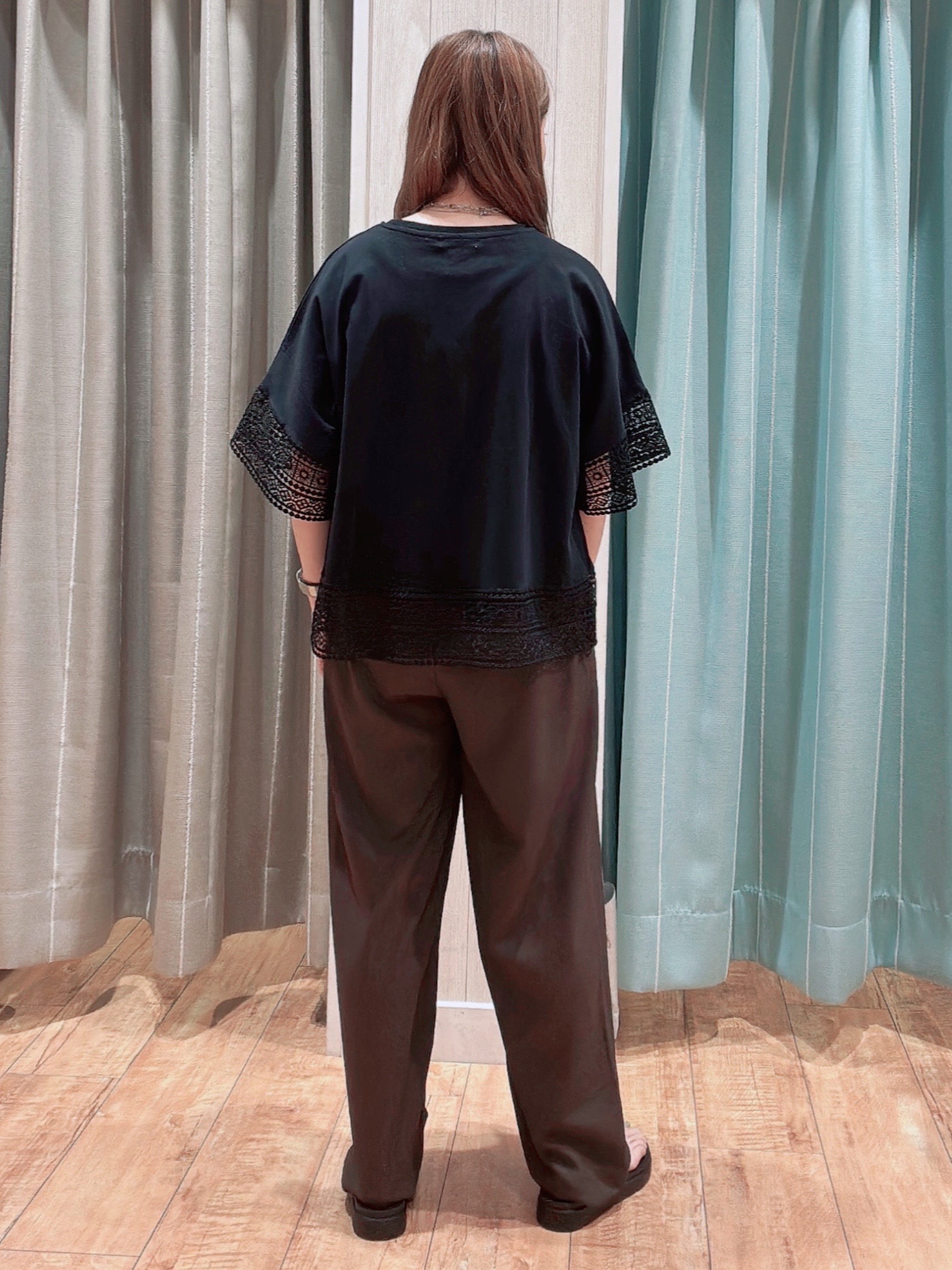なみぞうさんの「SHOO･LA･RUE｜【洗濯機可/体型カバー/S-LL】レース使いがポイント デザインTシャツ」を使ったコーディネート