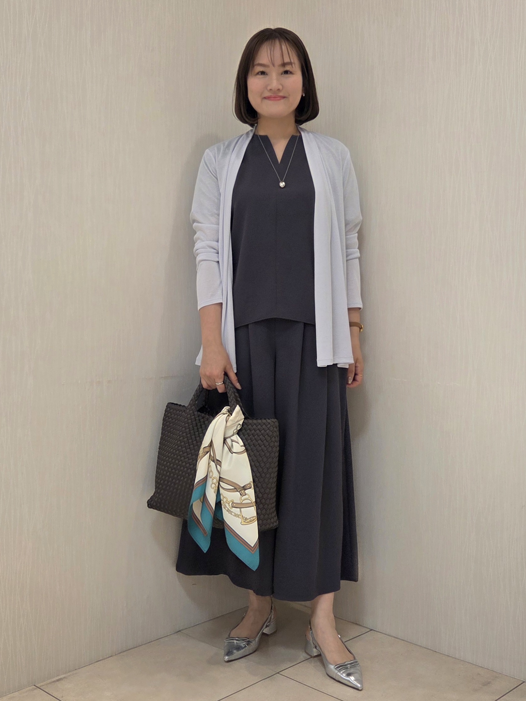 naokoさんの「UNTITLED｜【UV/接触冷感/セットアップ可】リラクシーキーVネックブラウス」を使ったコーディネート