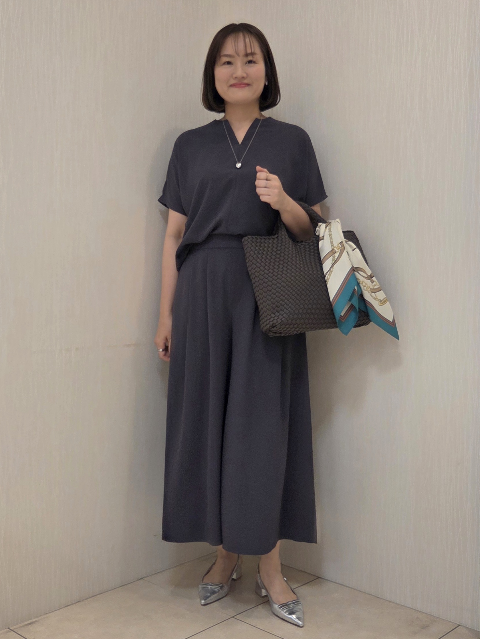 naokoさんの「UNTITLED｜【UV/接触冷感/セットアップ可】リラクシーキーVネックブラウス」を使ったコーディネート