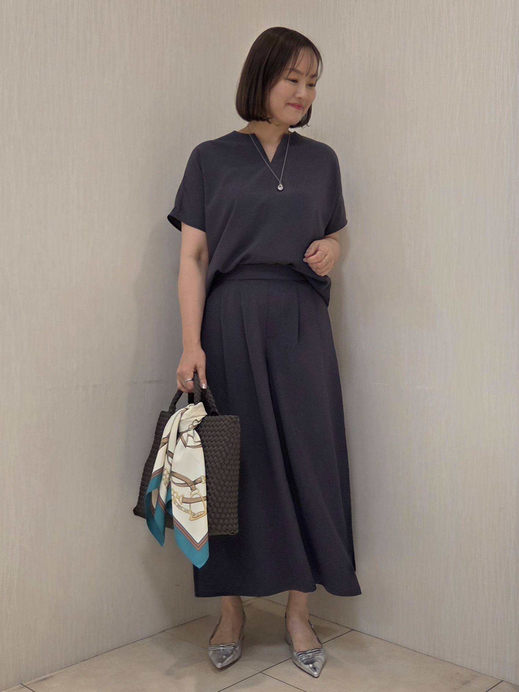 naokoさんの「UNTITLED｜【UV/接触冷感/セットアップ可】リラクシーキーVネックブラウス」を使ったコーディネート