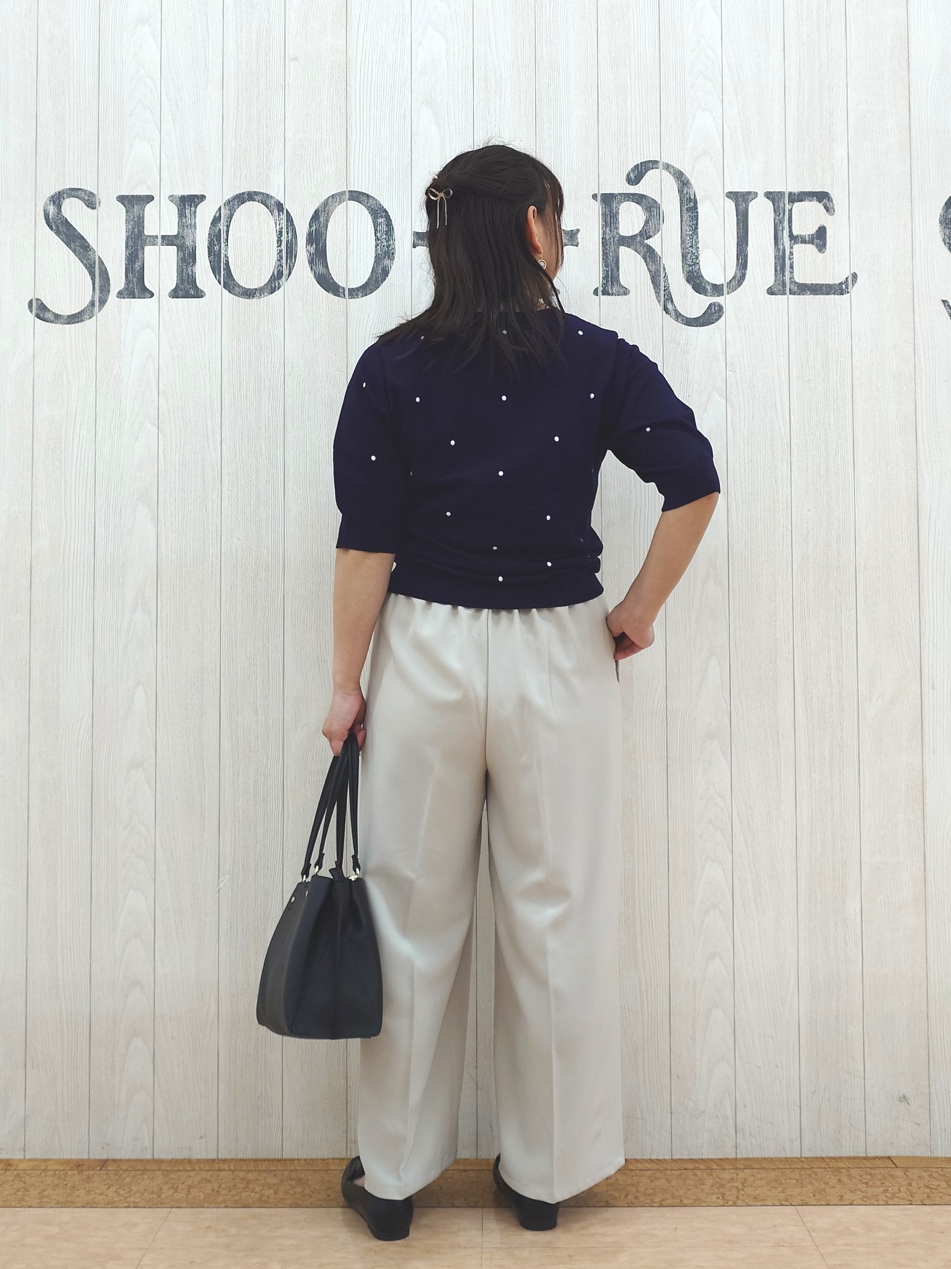 とろろさんの「SHOO･LA･RUE｜【S-LL/二の腕カバー】品よく隠せる ドット刺繍5分袖ニット」を使ったコーディネート