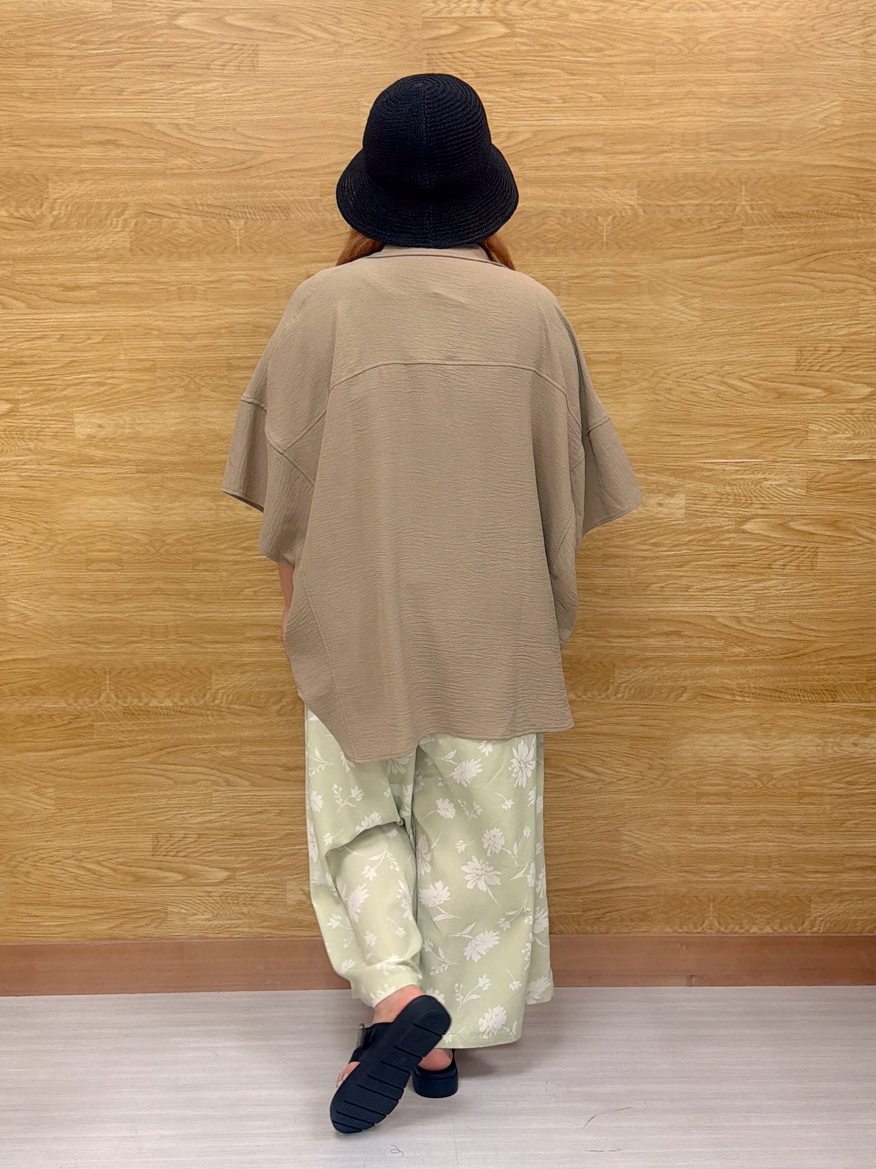 ぁむさんの「SHOO･LA･RUE｜【高レビュー/洗濯後しわになりにくい/体型カバー】きちんとゆるっと 大人の抜け感 ポンチョ風カラーシ」を使ったコーディネート