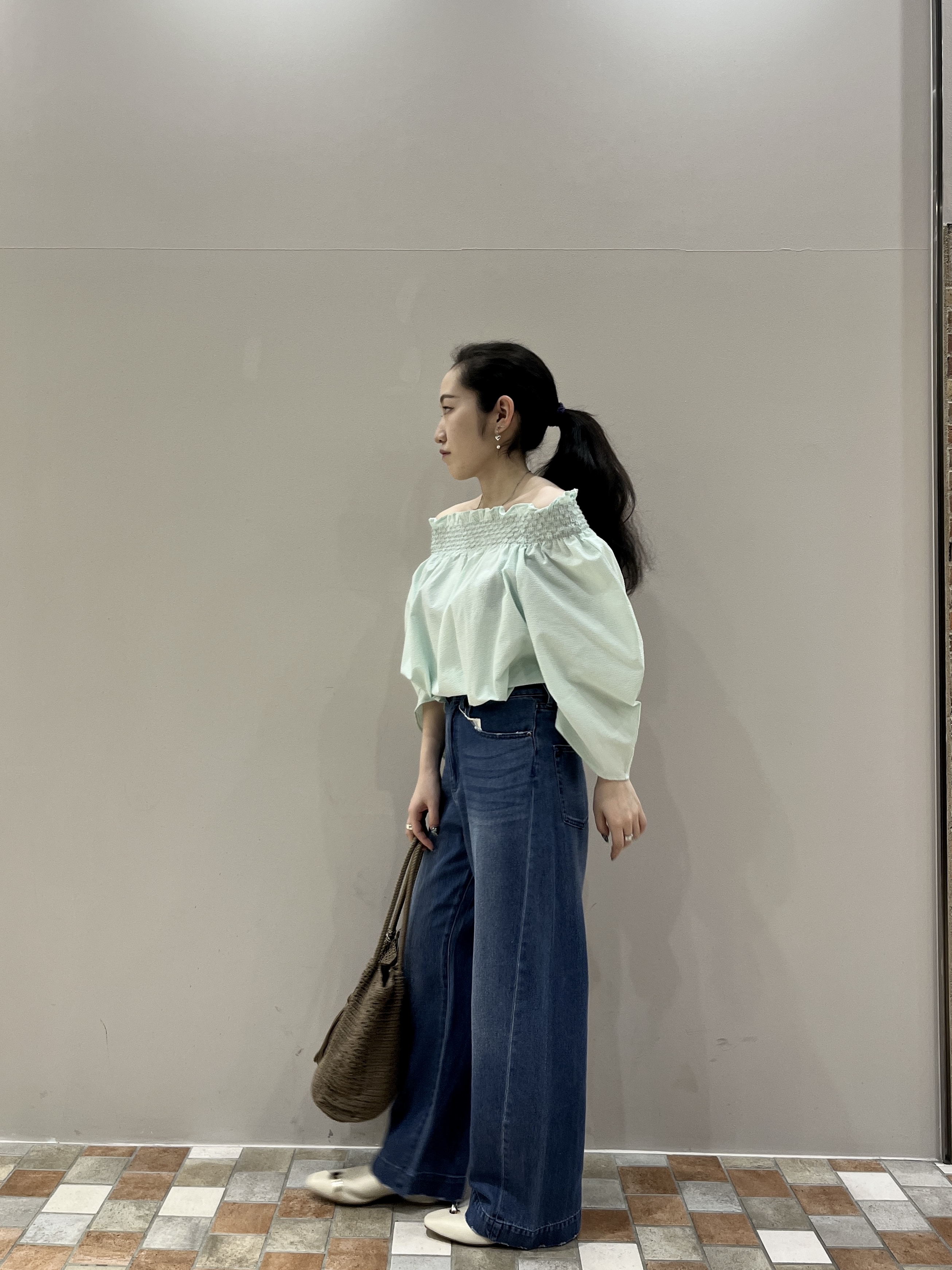Uminoさんの「INDIVI｜サッカーオフショルブラウス【再入荷／2WAY】」を使ったコーディネート