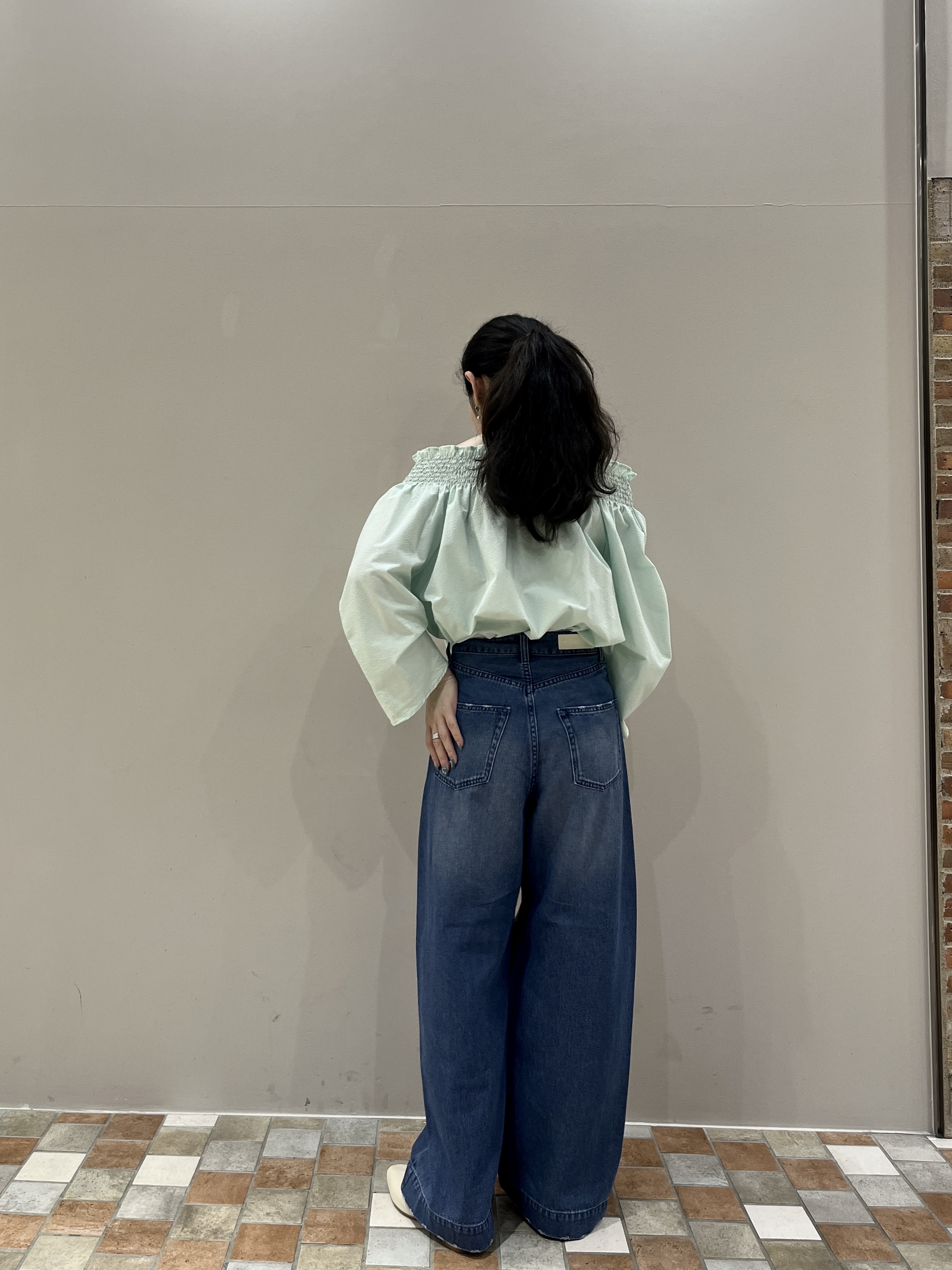 Uminoさんの「INDIVI｜サッカーオフショルブラウス【再入荷／2WAY】」を使ったコーディネート
