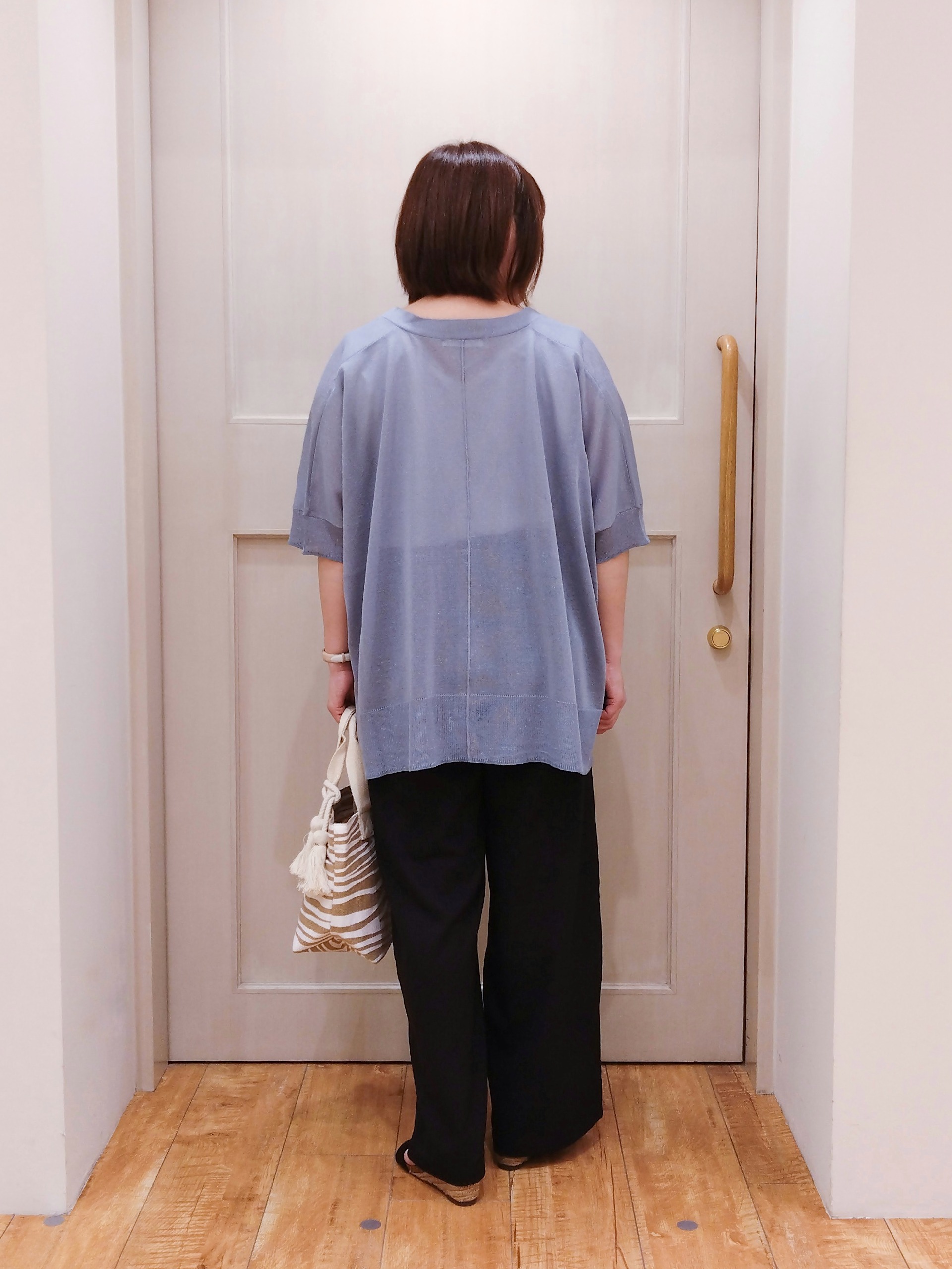 みーさんの「SHOO･LA･RUE｜【洗濯機可/体型カバー】上品ラメがきらめく シアーポンチョ風カーディガン」を使ったコーディネート