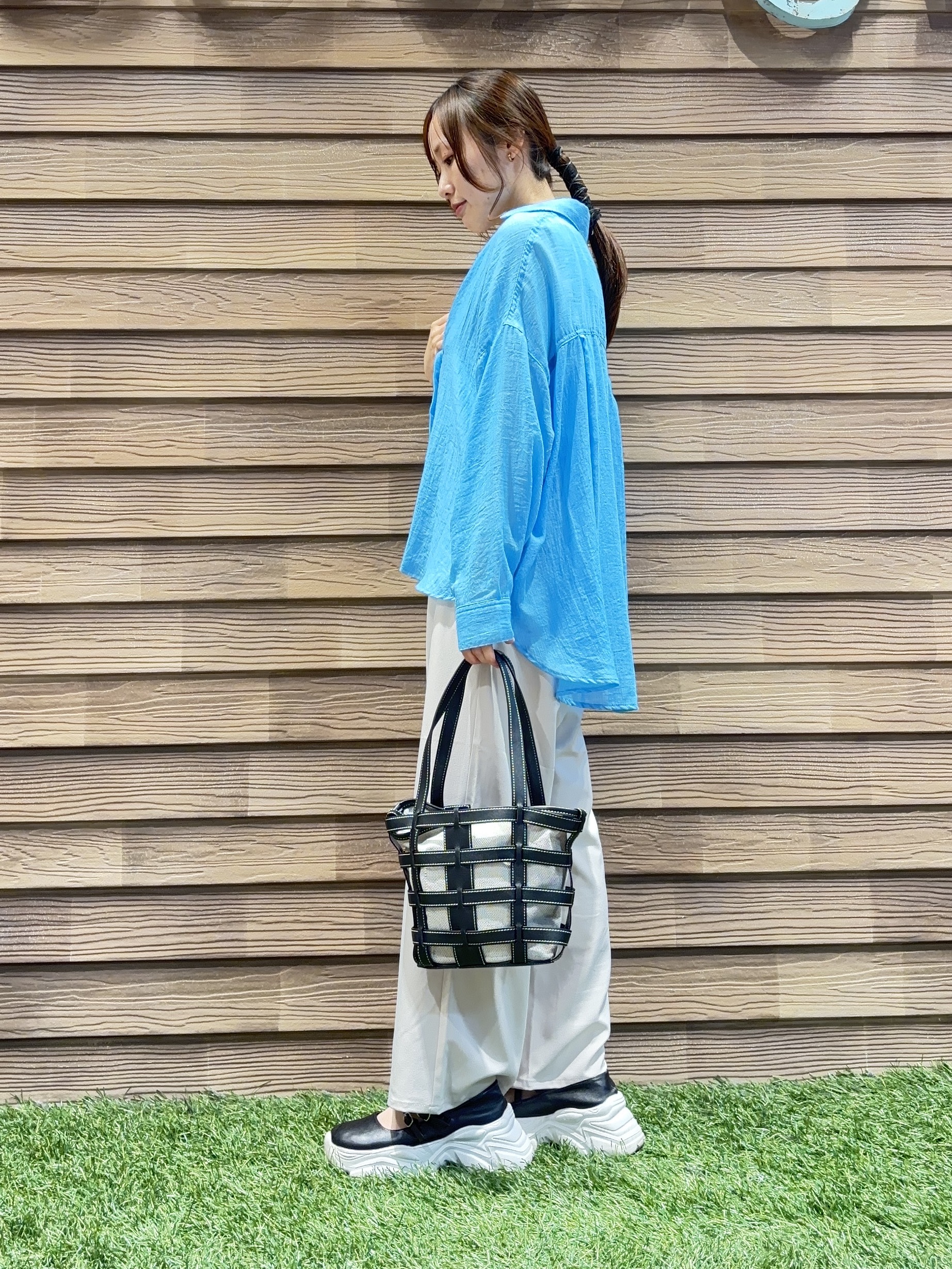 himiさんの「SHOO･LA･RUE｜【体型カバー】ふんわり質感 やわらかこなれシアーシャツ」を使ったコーディネート