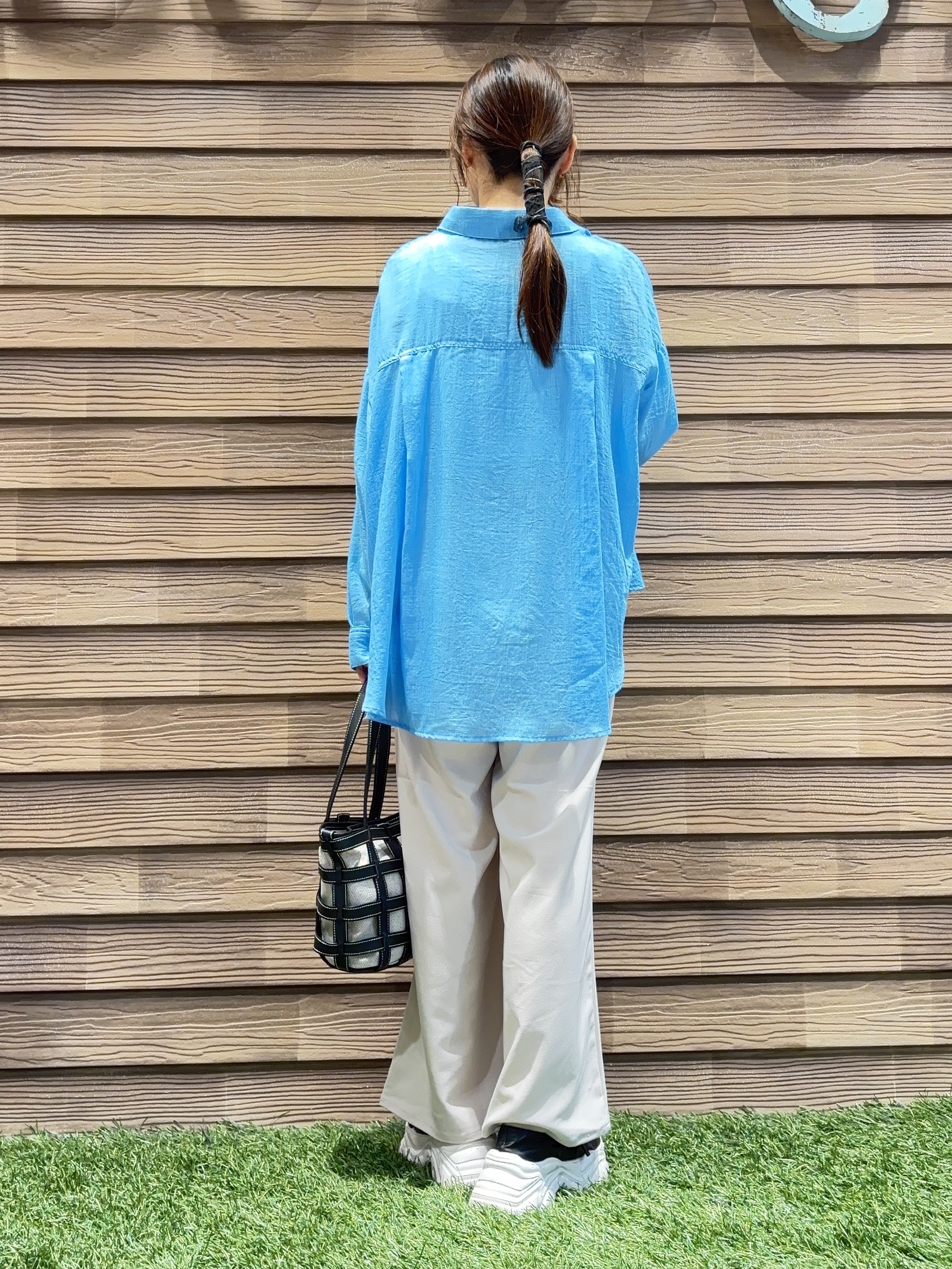 himiさんの「SHOO･LA･RUE｜【体型カバー】ふんわり質感 やわらかこなれシアーシャツ」を使ったコーディネート