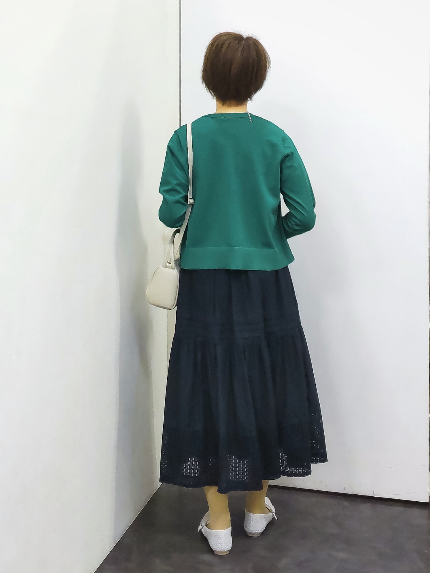 やまちゃんさんの「grove｜【UVカット/洗濯機で洗える】メタルボタンクルーネックカーディガン」を使ったコーディネート