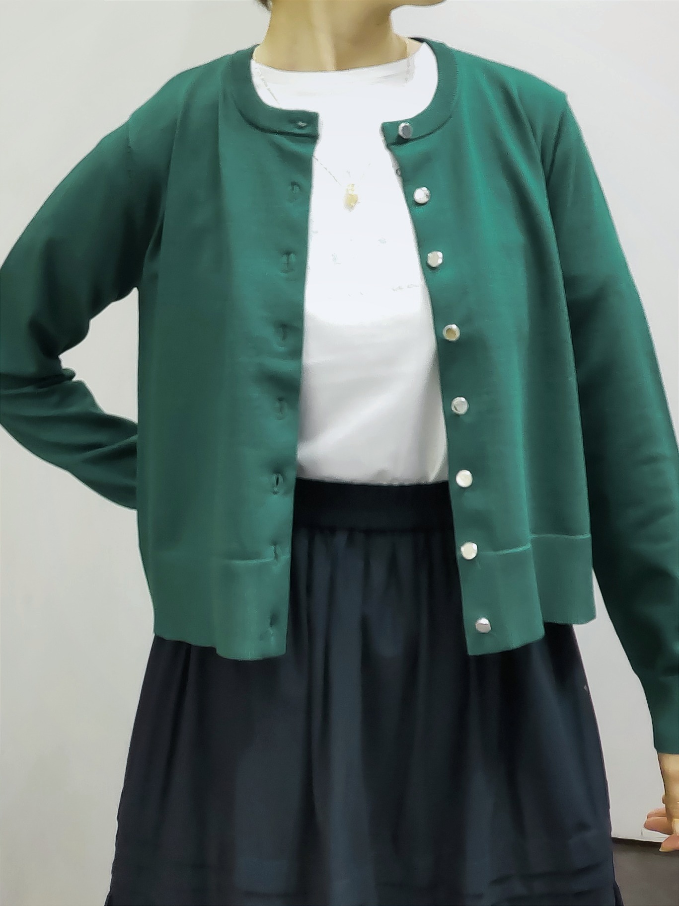 やまちゃんさんの「grove｜【UVカット/洗濯機で洗える】メタルボタンクルーネックカーディガン」を使ったコーディネート