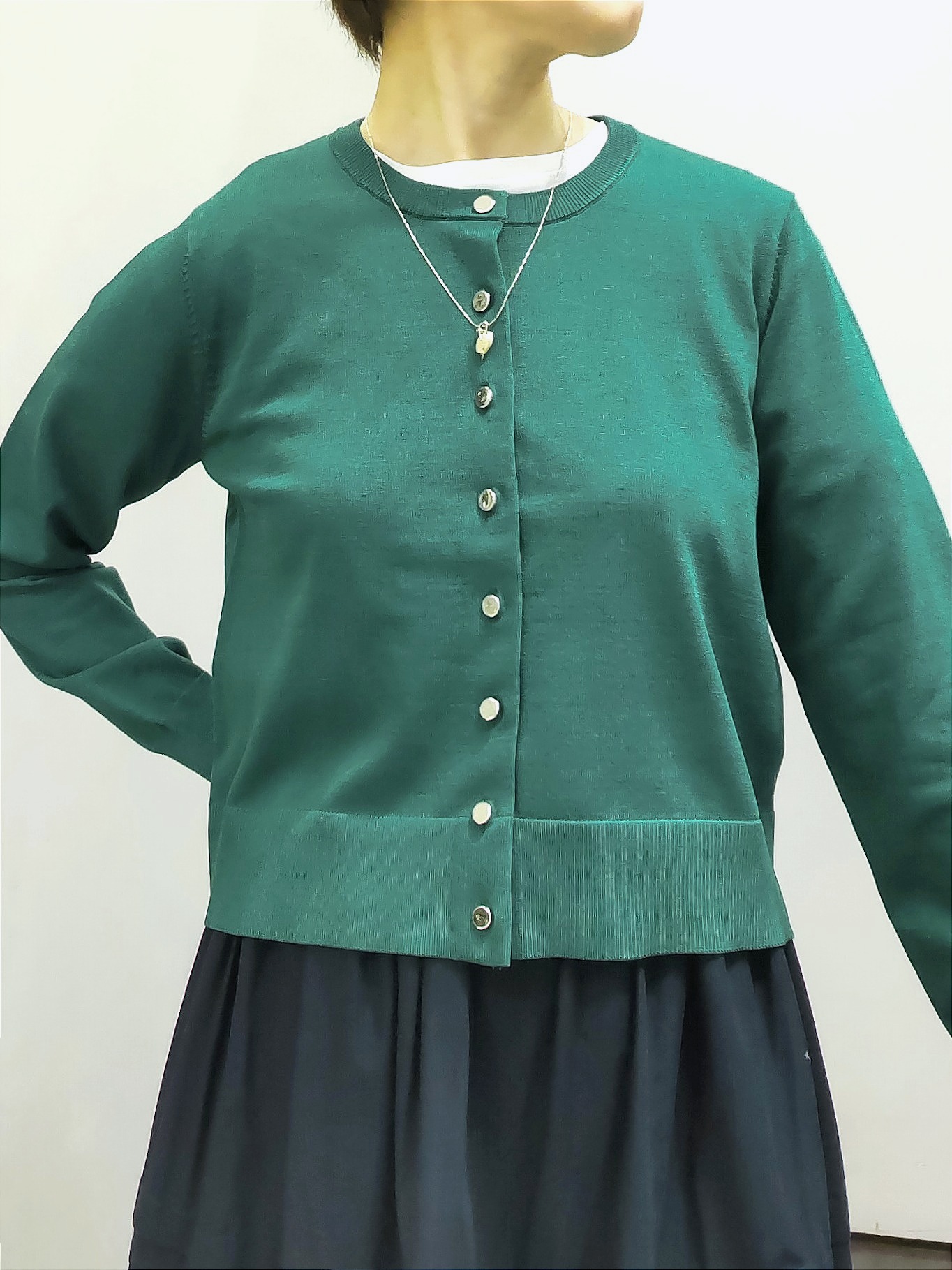 やまちゃんさんの「grove｜【UVカット/洗濯機で洗える】メタルボタンクルーネックカーディガン」を使ったコーディネート