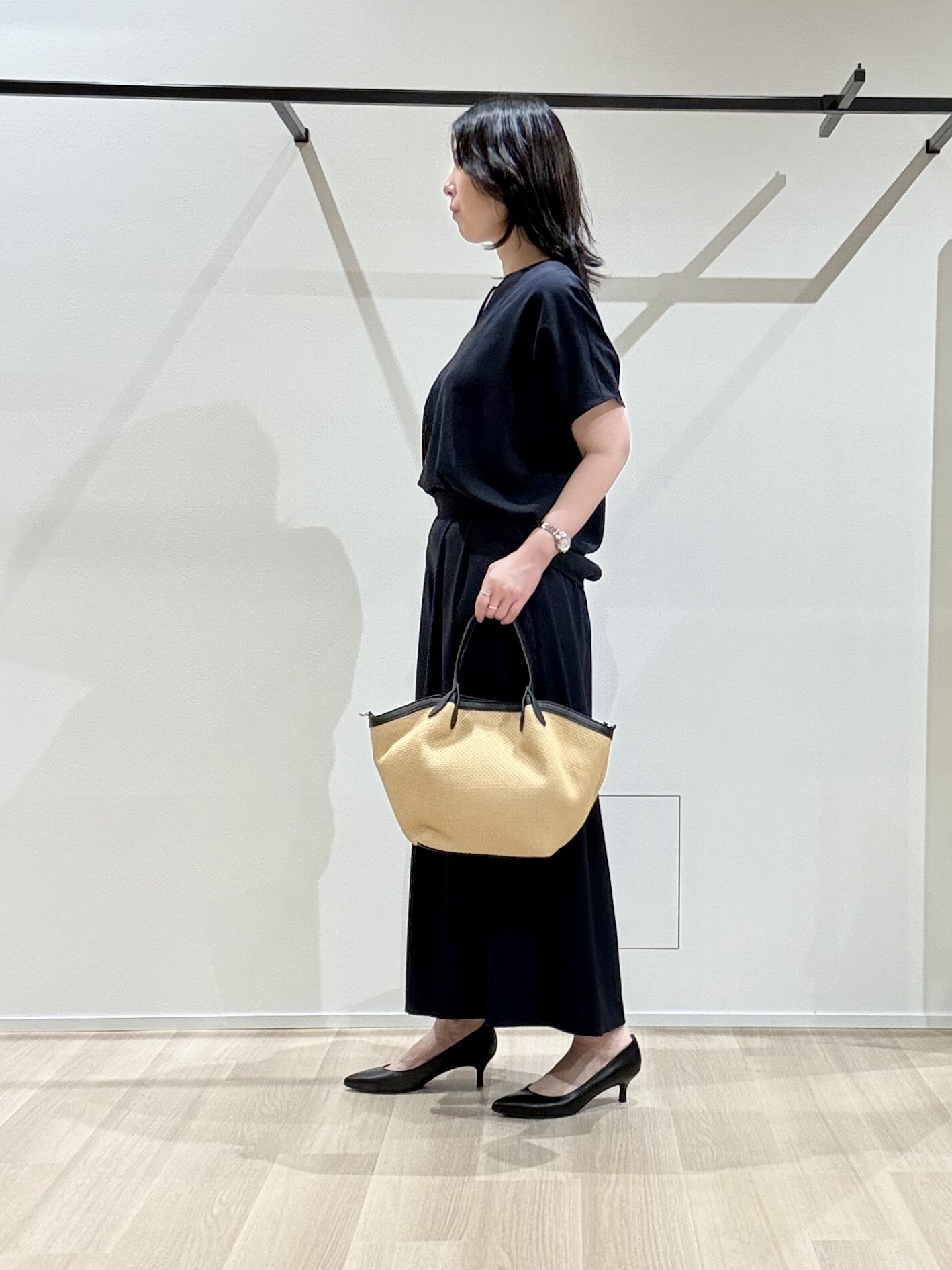 yさんの「UNTITLED｜【UV/接触冷感/セットアップ可】リラクシーキーVネックブラウス」を使ったコーディネート