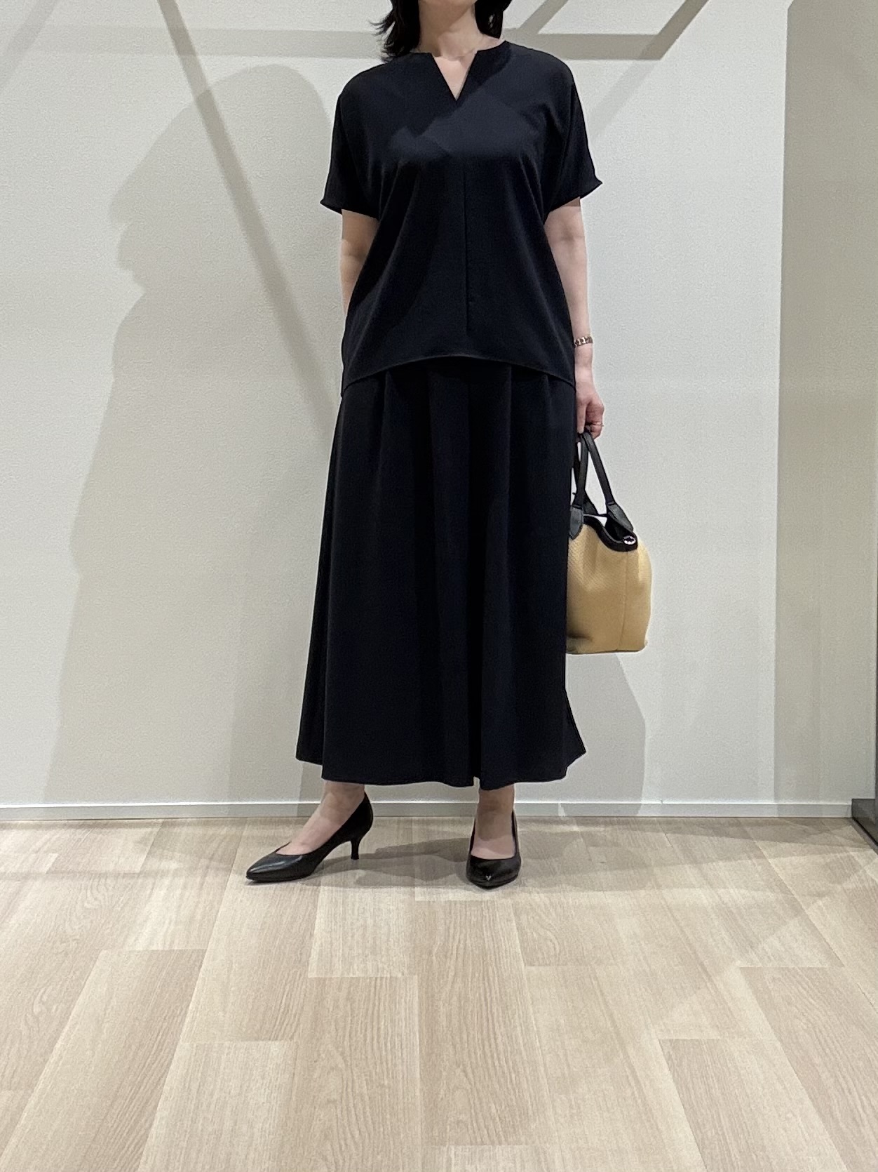 yさんの「UNTITLED｜【UV/接触冷感/セットアップ可】リラクシーキーVネックブラウス」を使ったコーディネート