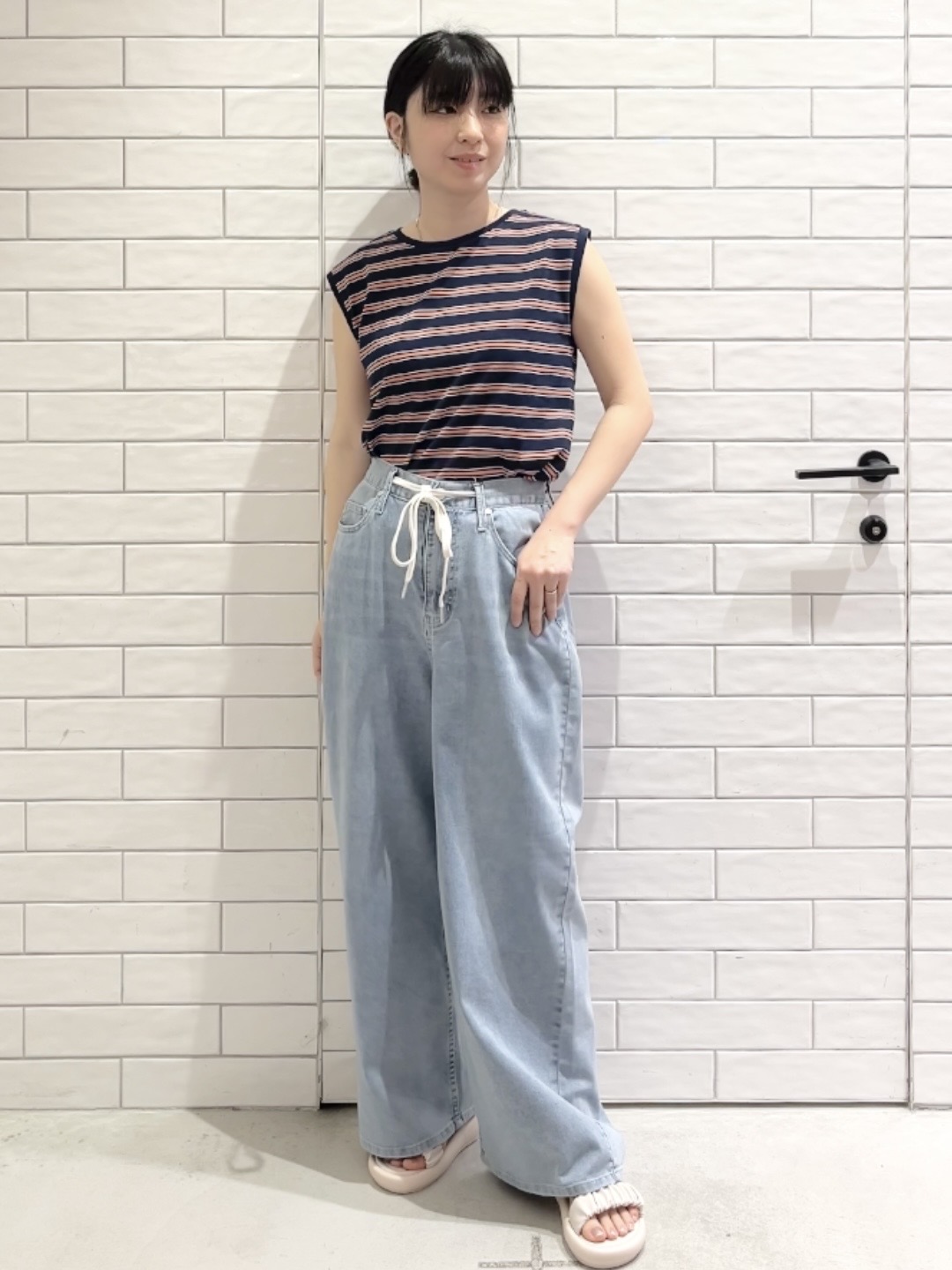 しおりさんの「OPAQUE.CLIP｜マルチボーダーアソート ノースリーブTシャツ【洗濯機OK】」を使ったコーディネート