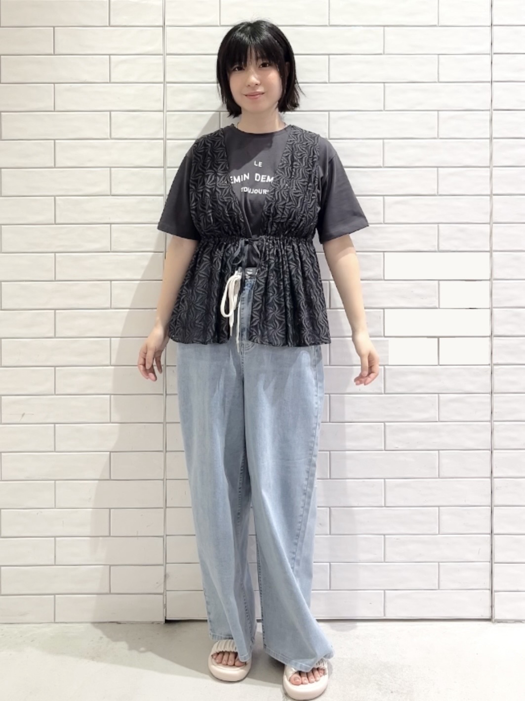 しおりさんの「OPAQUE.CLIP｜ロゴプリントアソートTシャツ【洗濯機OK】」を使ったコーディネート