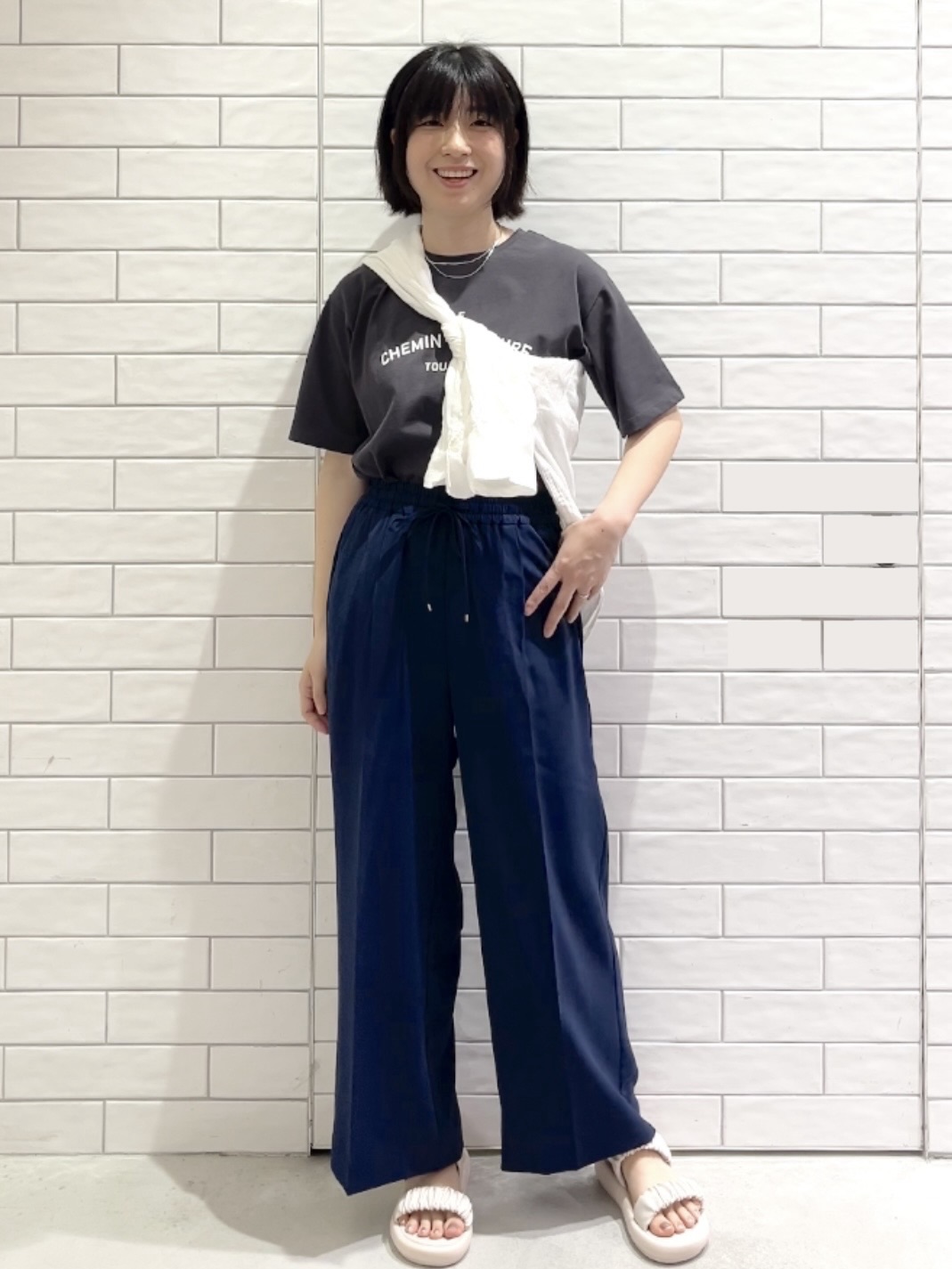 しおりさんの「OPAQUE.CLIP｜ロゴプリントアソートTシャツ【洗濯機OK】」を使ったコーディネート