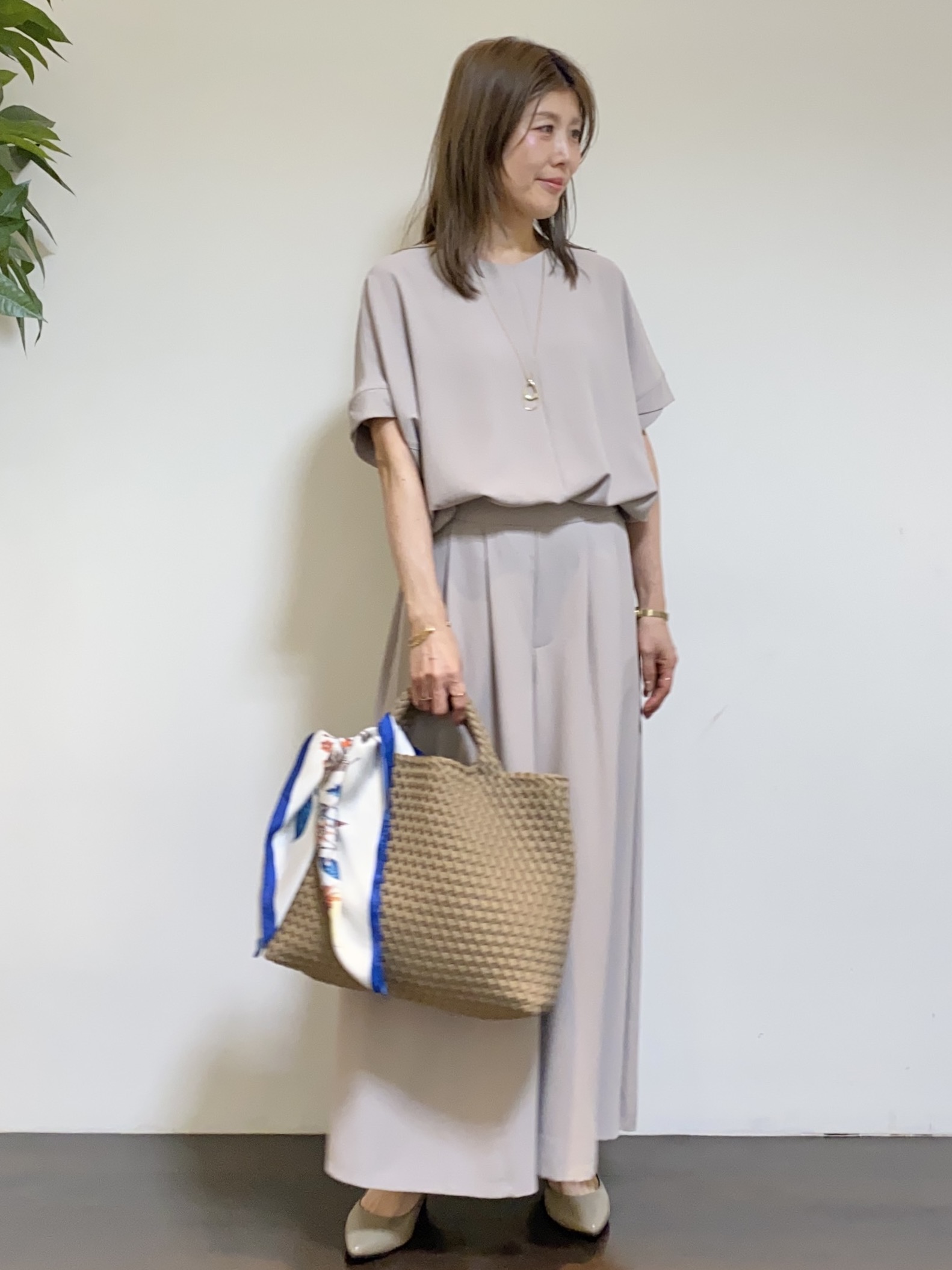 tomoさんの「UNTITLED｜【セットアップ可/UVカット/前後2WAY】リラクシーフレンチスリーブブラウス」を使ったコーディネート