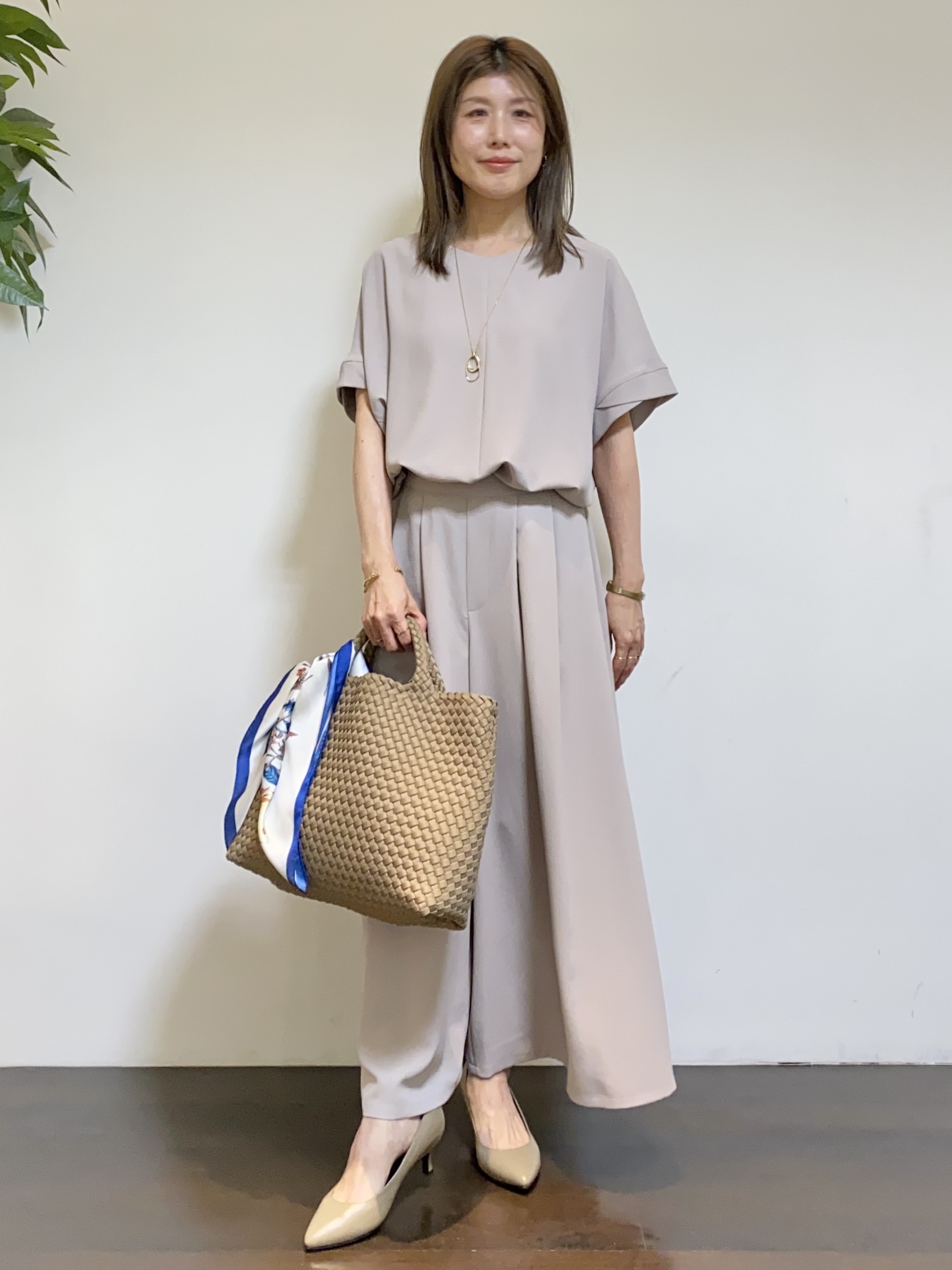 tomoさんの「UNTITLED｜【セットアップ可/UVカット/前後2WAY】リラクシーフレンチスリーブブラウス」を使ったコーディネート