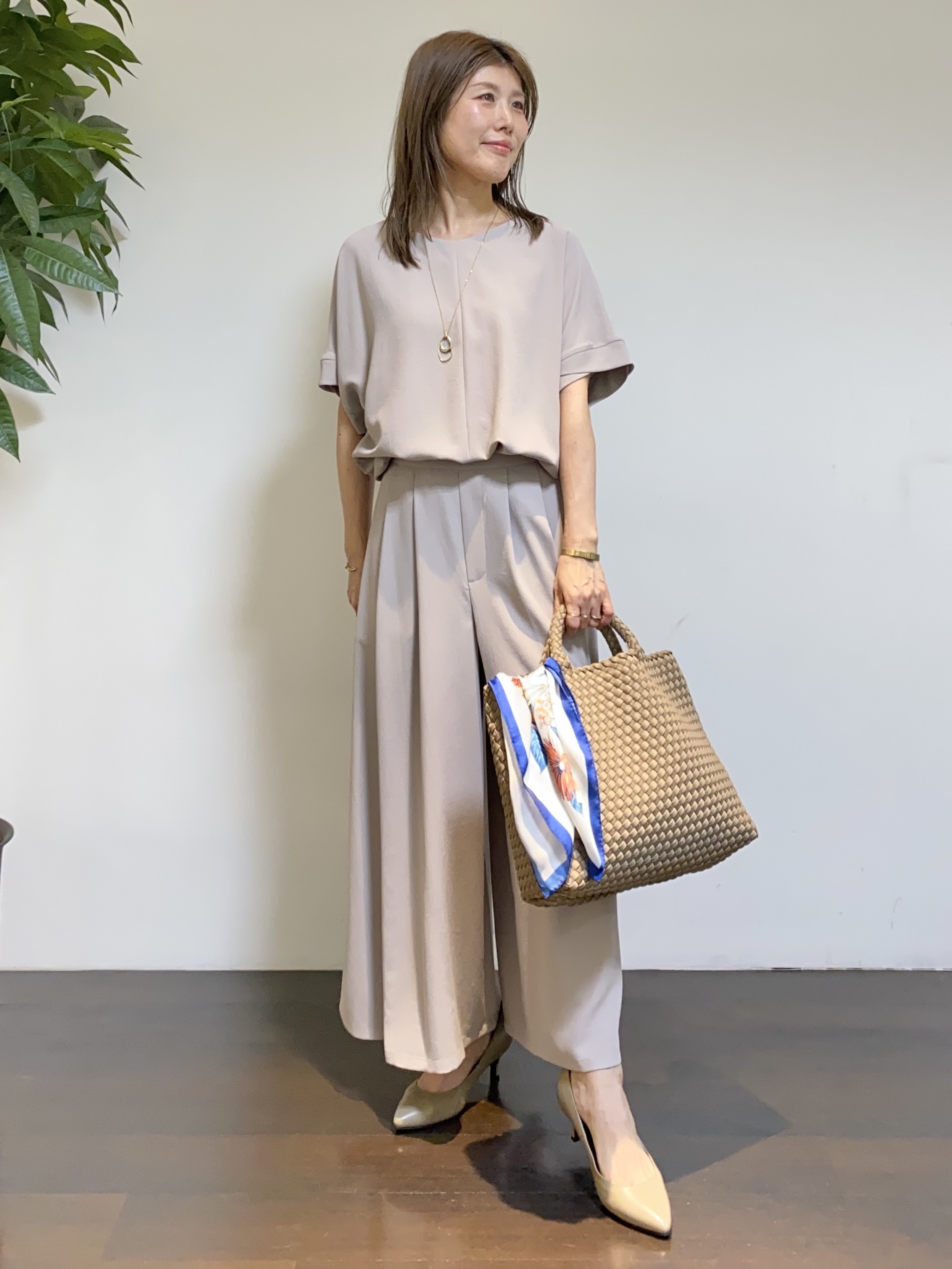 tomoさんの「UNTITLED｜【セットアップ可/UVカット/前後2WAY】リラクシーフレンチスリーブブラウス」を使ったコーディネート