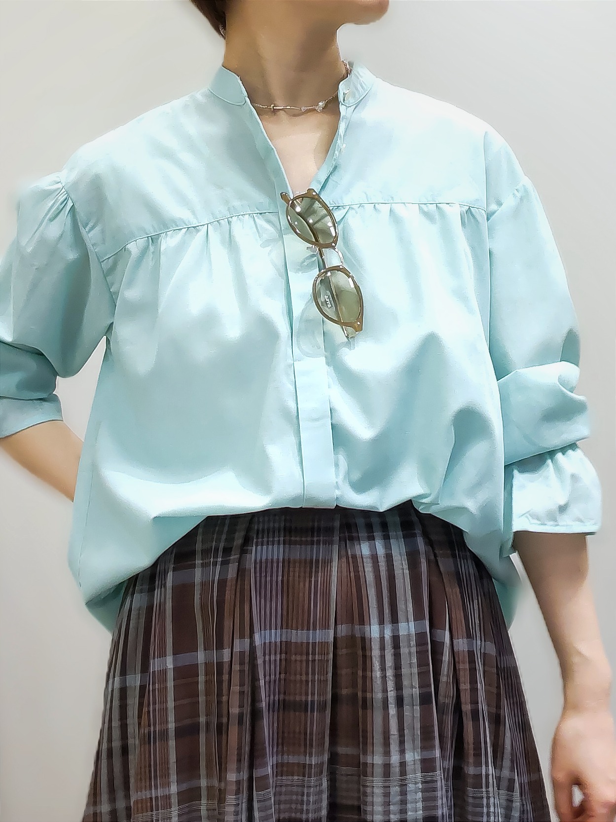 やまちゃんさんの「grove｜【イージーケア】麻混スタンドギャザーシャツ」を使ったコーディネート