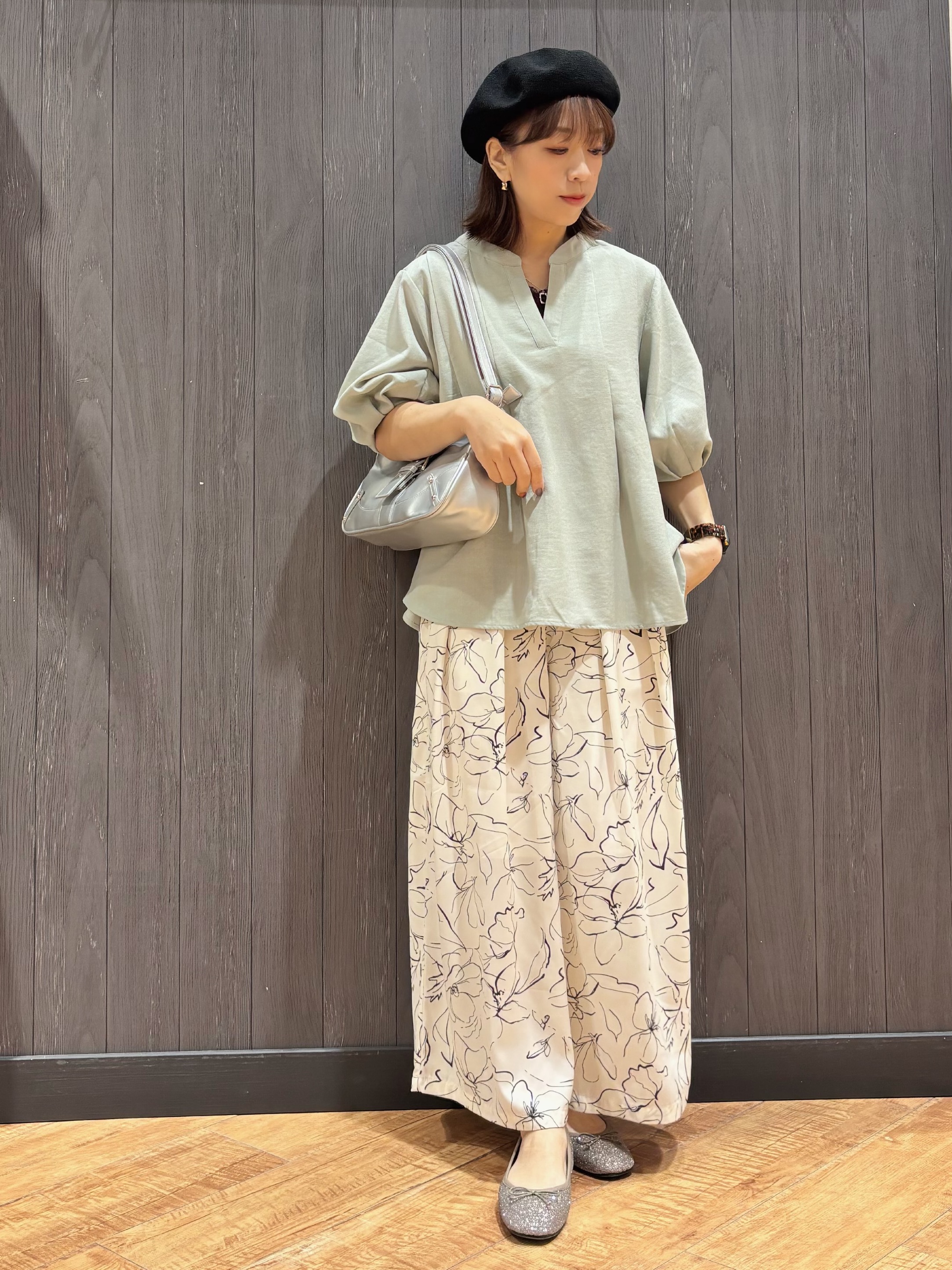 meiさんの「SHOO･LA･RUE｜【高レビュー/洗濯後しわになりにくい/インせず着られる】自然に体型カバー 麻調ペプラムブラウス」を使ったコーディネート