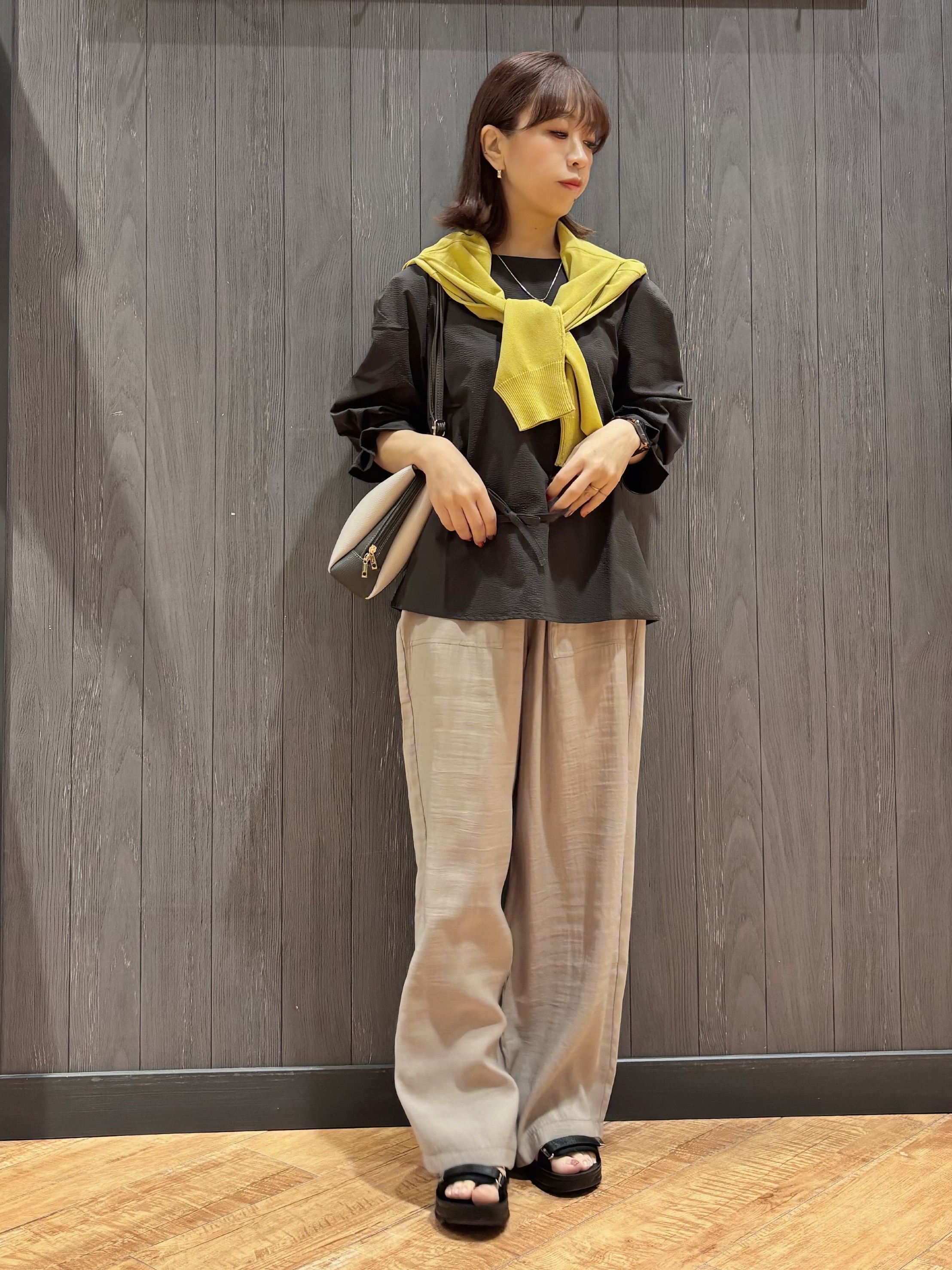 meiさんの「SHOO･LA･RUE｜【洗濯機可/UV】さらっとしたタッチが心地よい ショート丈 Vネックカーディガン」を使ったコーディネート
