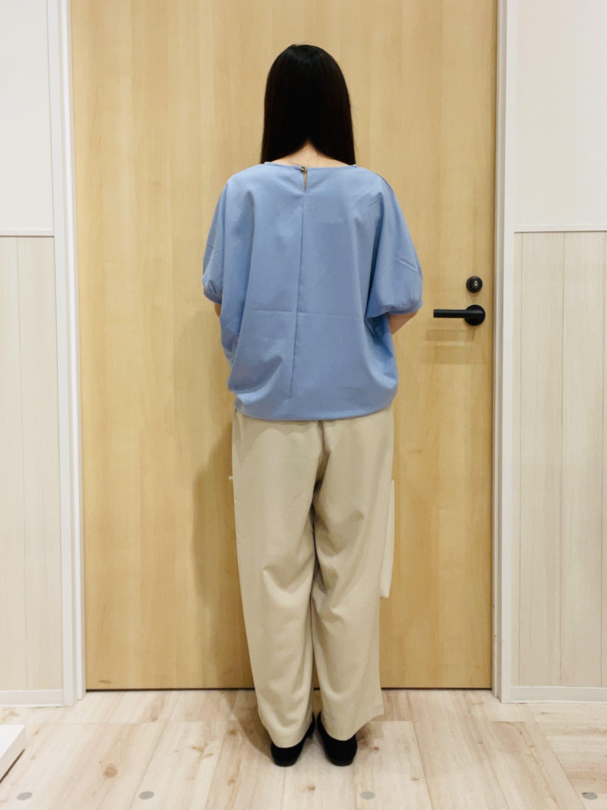 minamiさんの「SHOO･LA･RUE｜【洗濯後しわになりにくい】インせず着られる さらっとタッチのドルマンブラウス」を使ったコーディネート