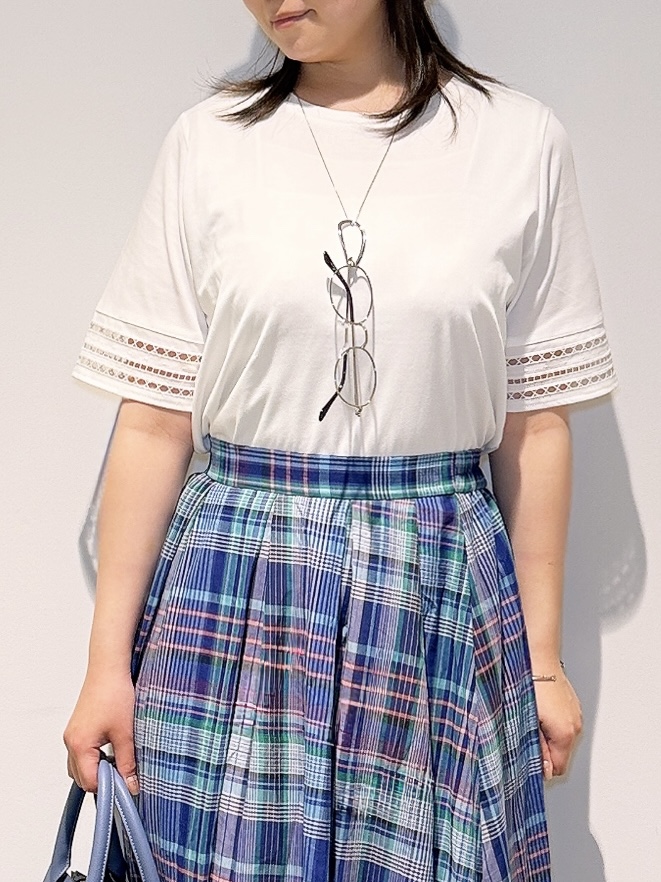 みーさんの「grove｜【二の腕カバー/UV】袖口透かし刺繍Tシャツ」を使ったコーディネート