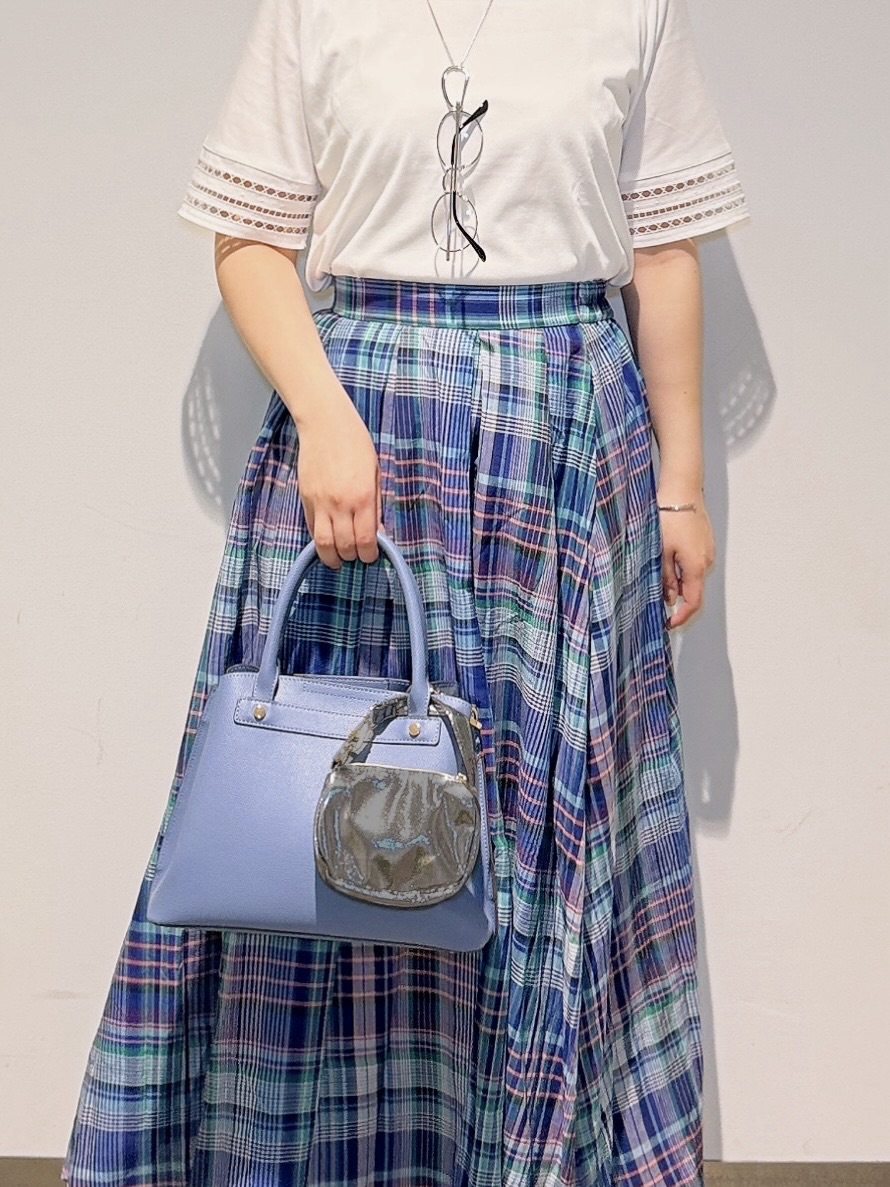 みーさんの「grove｜【二の腕カバー/UV】袖口透かし刺繍Tシャツ」を使ったコーディネート