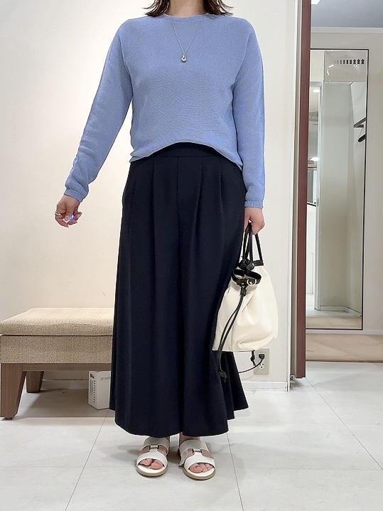 YUIさんの「UNTITLED｜【8色展開/程よい透け感】ドライタッチボートネックニット」を使ったコーディネート