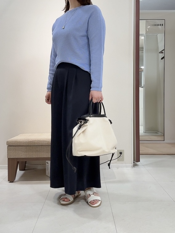 YUIさんの「UNTITLED｜【8色展開/程よい透け感】ドライタッチボートネックニット」を使ったコーディネート