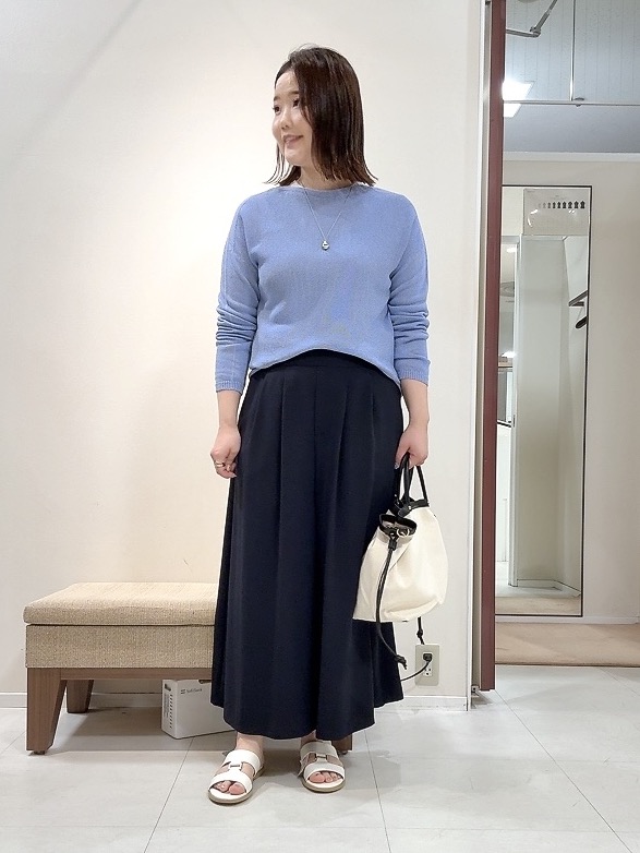 YUIさんの「UNTITLED｜【8色展開/程よい透け感】ドライタッチボートネックニット」を使ったコーディネート