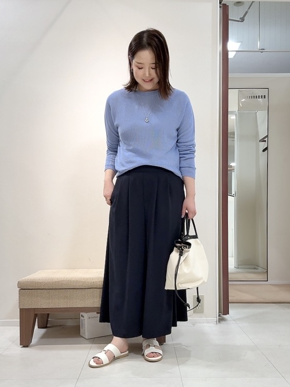YUIさんの「UNTITLED｜【8色展開/程よい透け感】ドライタッチボートネックニット」を使ったコーディネート