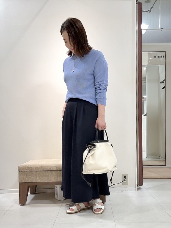 YUIさんの「UNTITLED｜【8色展開/程よい透け感】ドライタッチボートネックニット」を使ったコーディネート