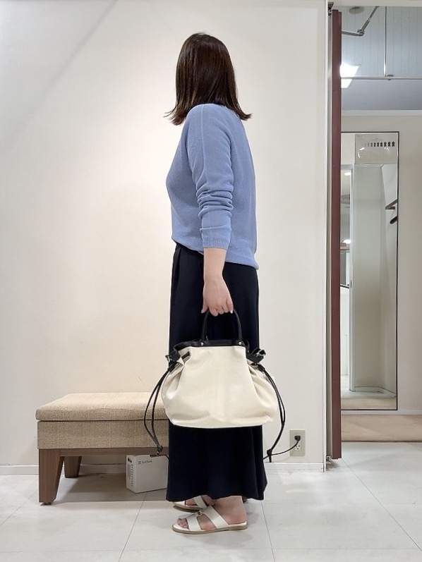 YUIさんの「UNTITLED｜【8色展開/程よい透け感】ドライタッチボートネックニット」を使ったコーディネート