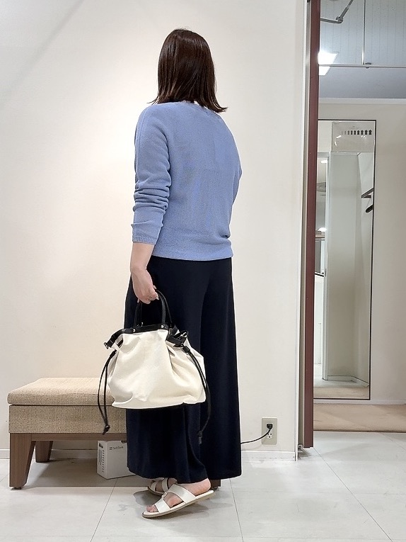 YUIさんの「UNTITLED｜【8色展開/程よい透け感】ドライタッチボートネックニット」を使ったコーディネート
