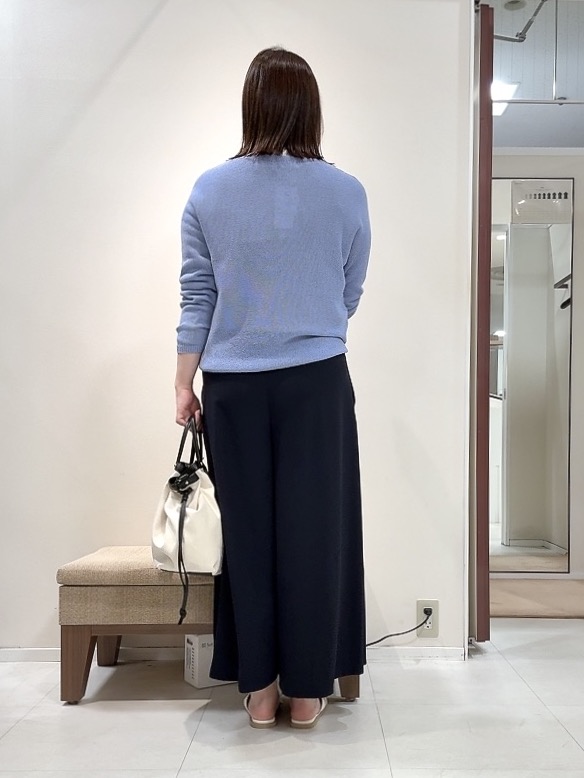 YUIさんの「UNTITLED｜【8色展開/程よい透け感】ドライタッチボートネックニット」を使ったコーディネート