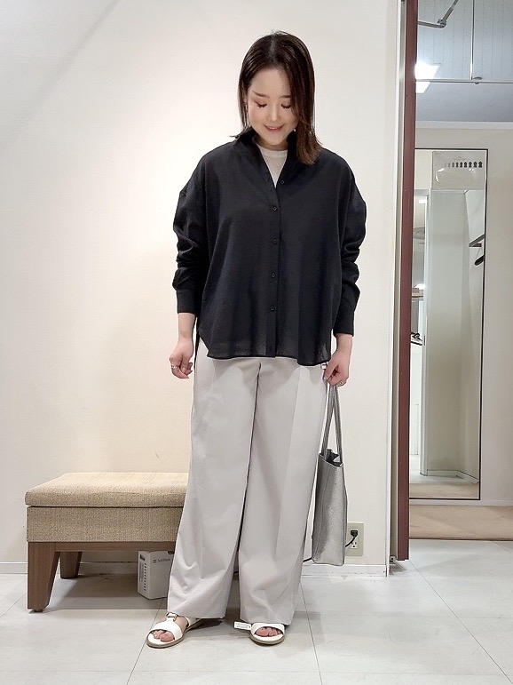 YUIさんの「UNTITLED｜◆【2WAY/マシンウォッシャブル】カシュクールデザインシャツ」を使ったコーディネート