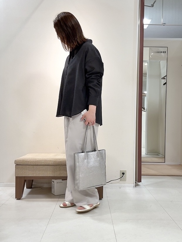 YUIさんの「UNTITLED｜◆【2WAY/マシンウォッシャブル】カシュクールデザインシャツ」を使ったコーディネート