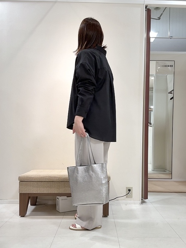 YUIさんの「UNTITLED｜◆【2WAY/マシンウォッシャブル】カシュクールデザインシャツ」を使ったコーディネート