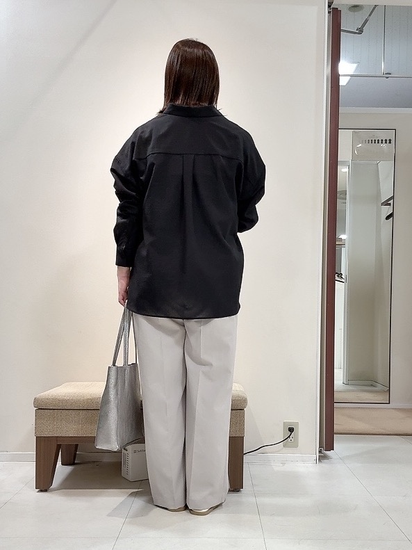 YUIさんの「UNTITLED｜◆【2WAY/マシンウォッシャブル】カシュクールデザインシャツ」を使ったコーディネート