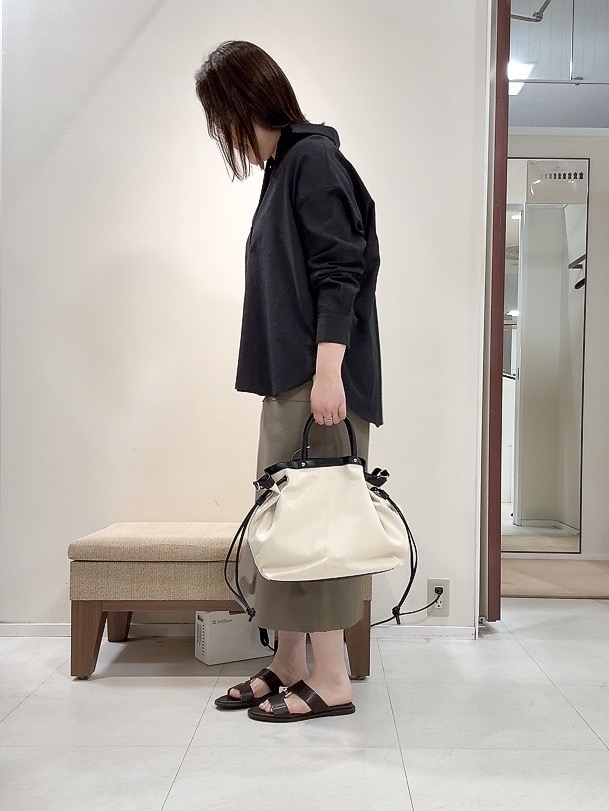YUIさんの「UNTITLED｜◆【2WAY/マシンウォッシャブル】カシュクールデザインシャツ」を使ったコーディネート
