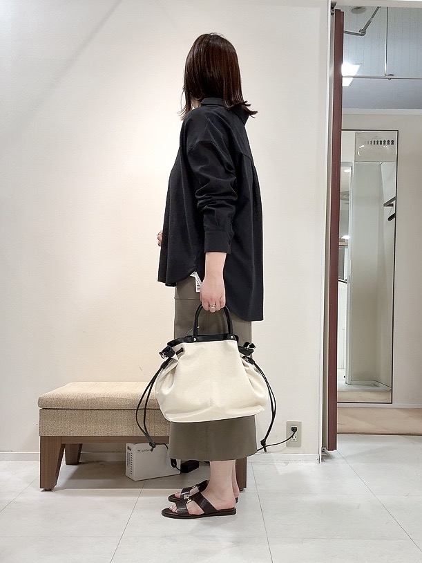 YUIさんの「UNTITLED｜◆【2WAY/マシンウォッシャブル】カシュクールデザインシャツ」を使ったコーディネート