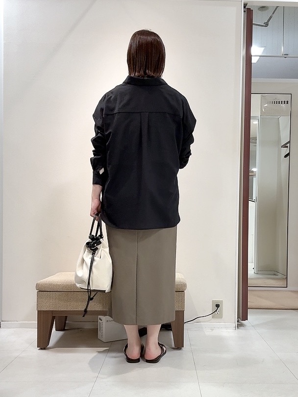 YUIさんの「UNTITLED｜◆【2WAY/マシンウォッシャブル】カシュクールデザインシャツ」を使ったコーディネート