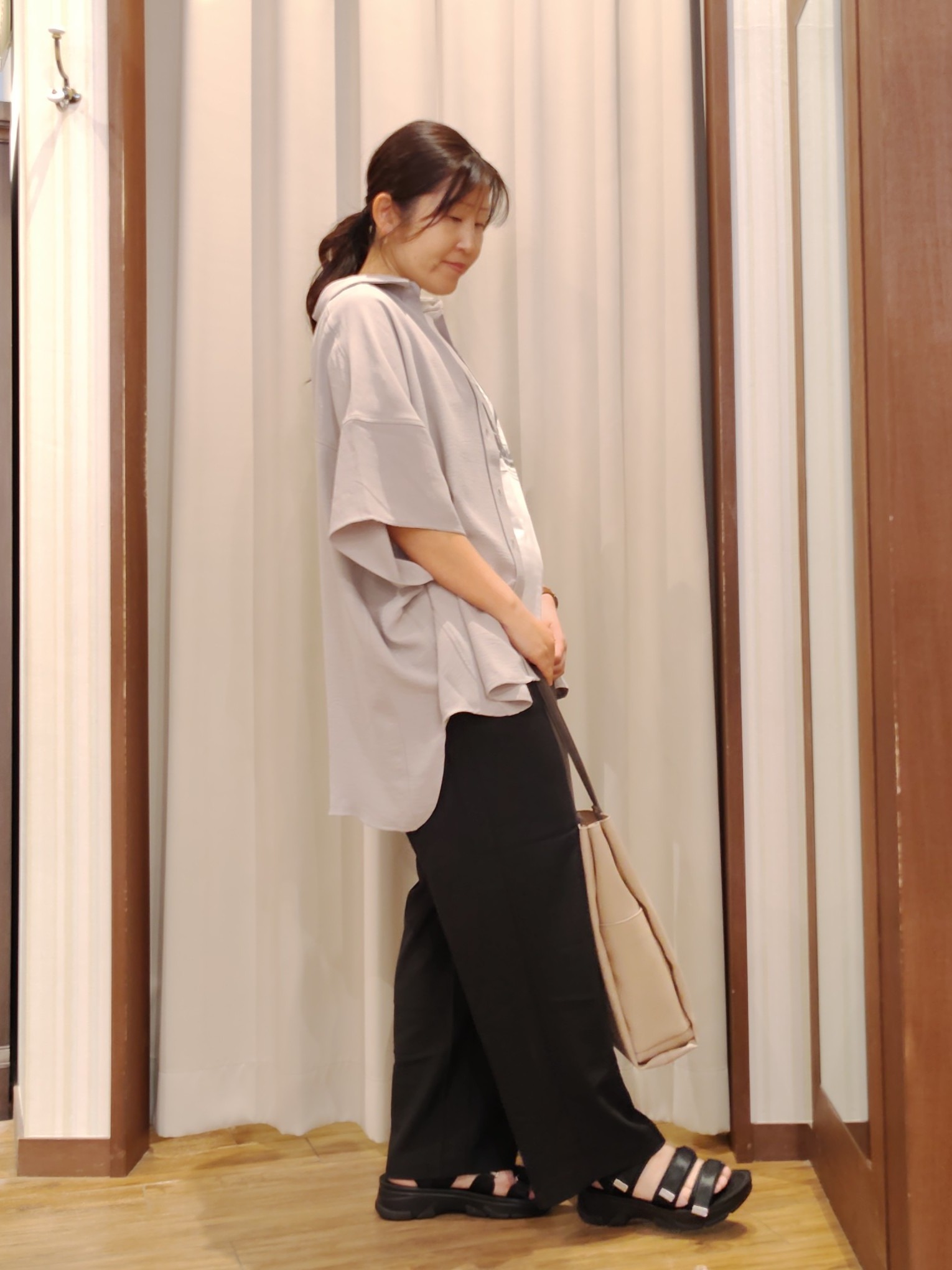 chami さんの「SHOO･LA･RUE｜【高レビュー/洗濯後しわになりにくい/体型カバー】きちんとゆるっと 大人の抜け感 ポンチョ風カラーシ」を使ったコーディネート