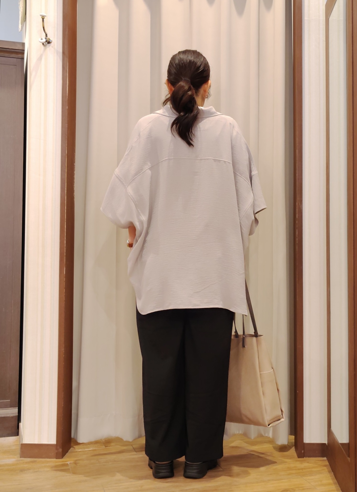 chami さんの「SHOO･LA･RUE｜【高レビュー/洗濯後しわになりにくい/体型カバー】きちんとゆるっと 大人の抜け感 ポンチョ風カラーシ」を使ったコーディネート