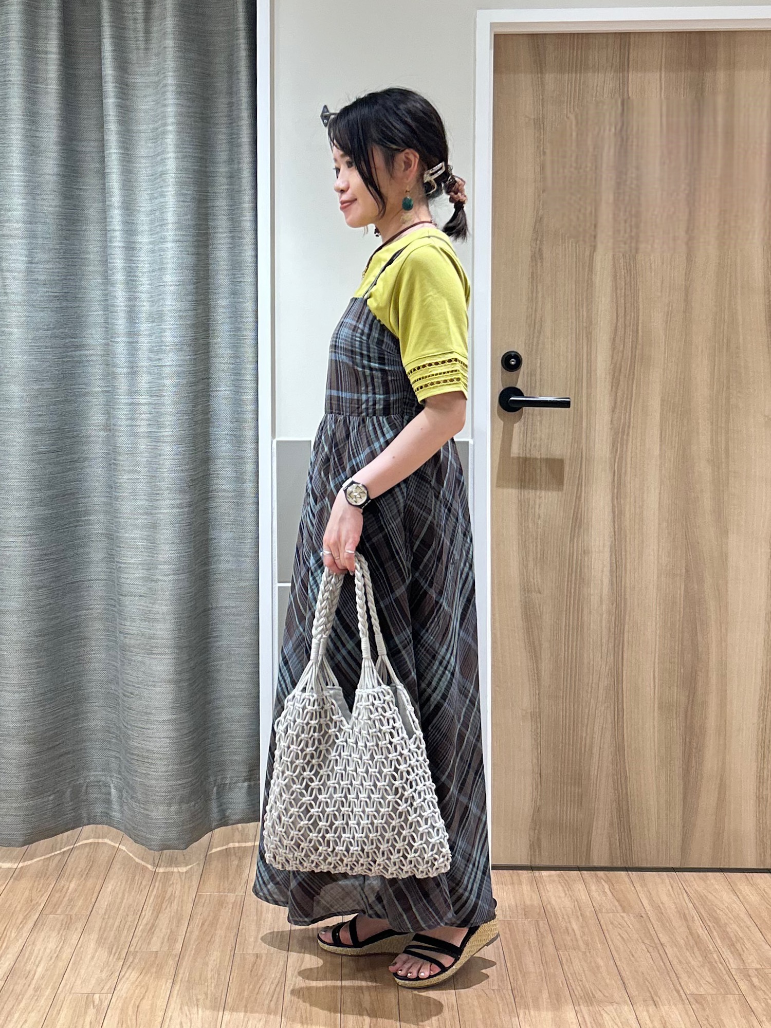 よっしーさんの「grove｜【二の腕カバー/UV】袖口透かし刺繍Tシャツ」を使ったコーディネート