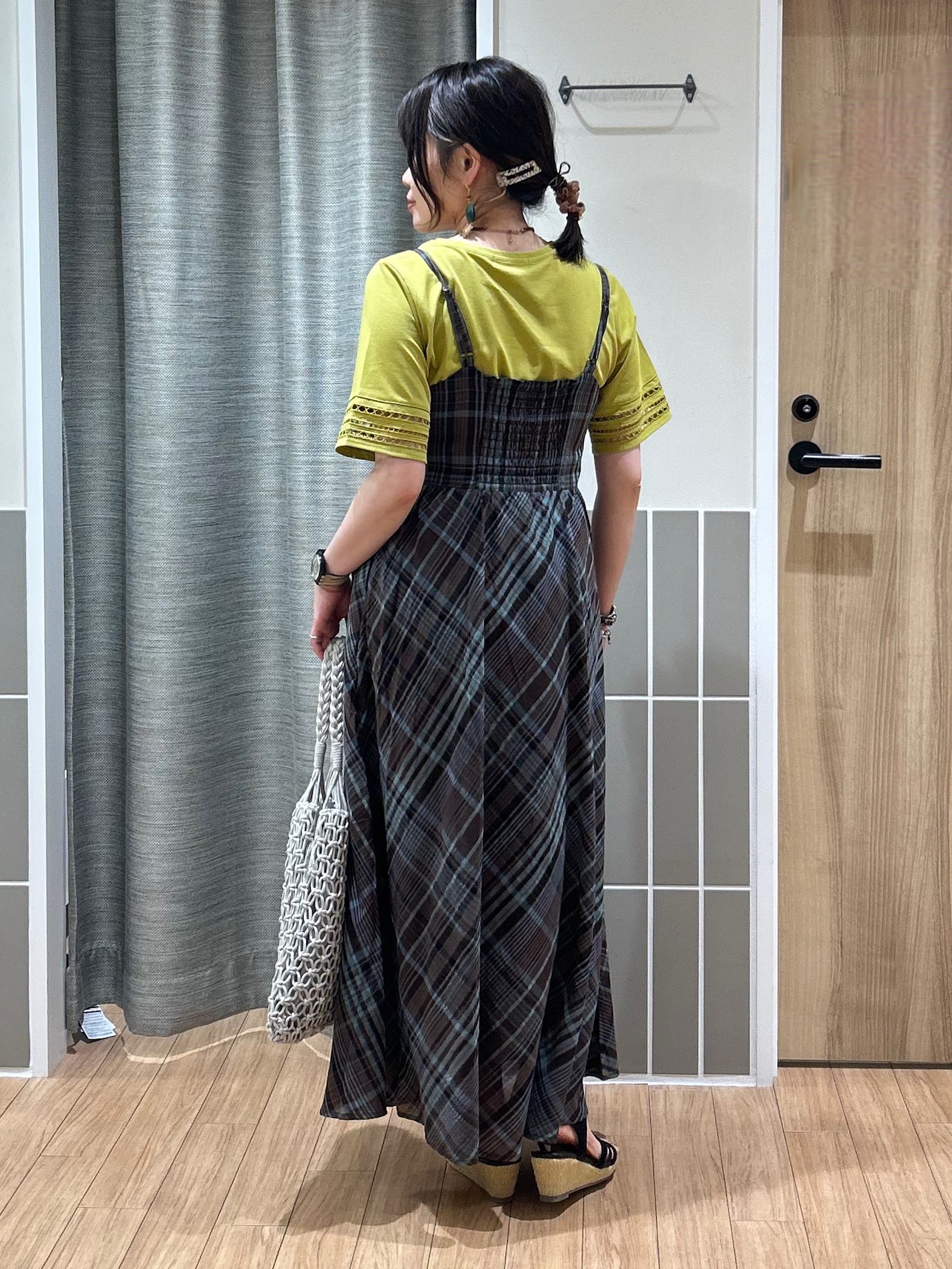 よっしーさんの「grove｜【二の腕カバー/UV】袖口透かし刺繍Tシャツ」を使ったコーディネート