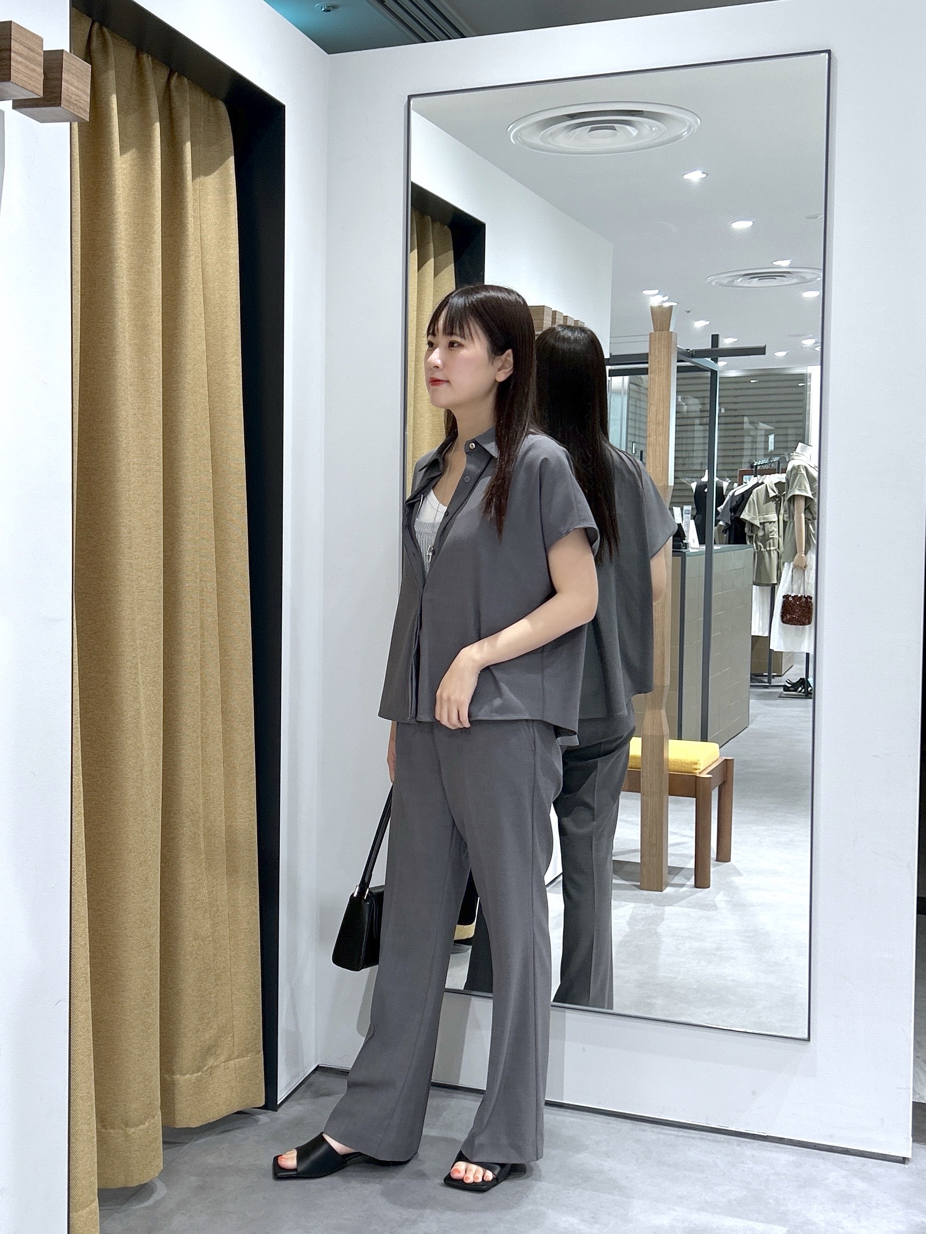 Renoさんの「INDIVI｜Comfy SET UP｜フレアスリーブブラウス【セットアップ対応／通勤／カセット服／接触冷感／UV」を使ったコーディネート