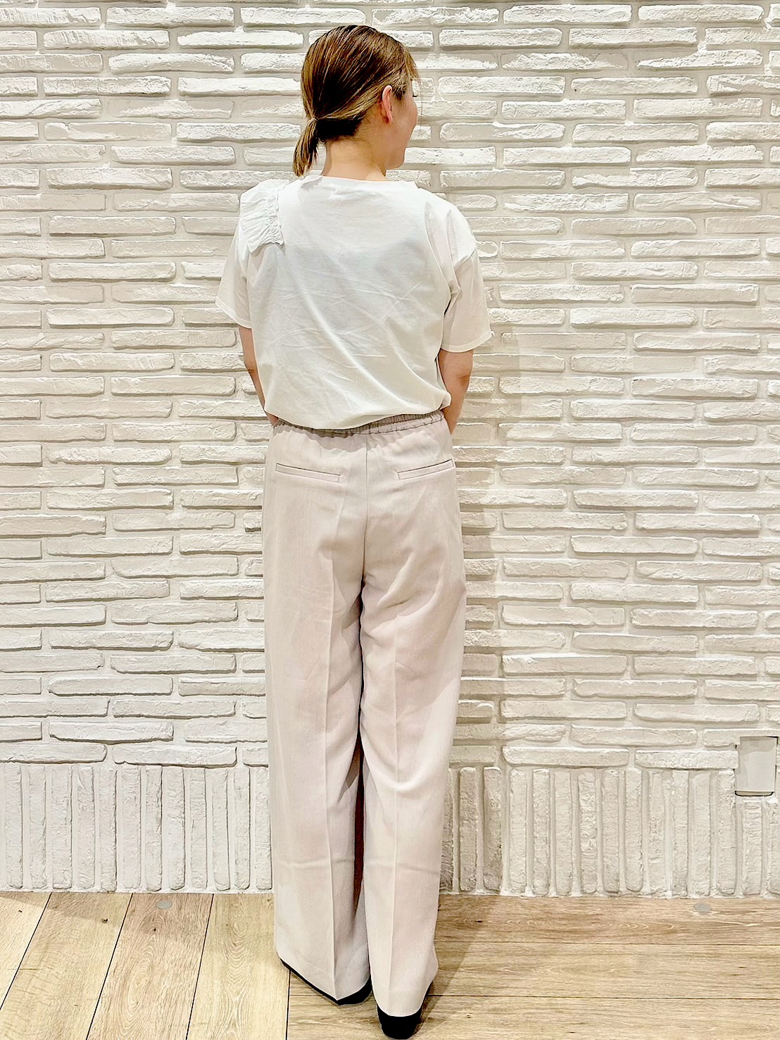 YOSHIMIさんの「index｜【UV／接触冷感】フリルショルダーカットソー《洗濯機OK》」を使ったコーディネート