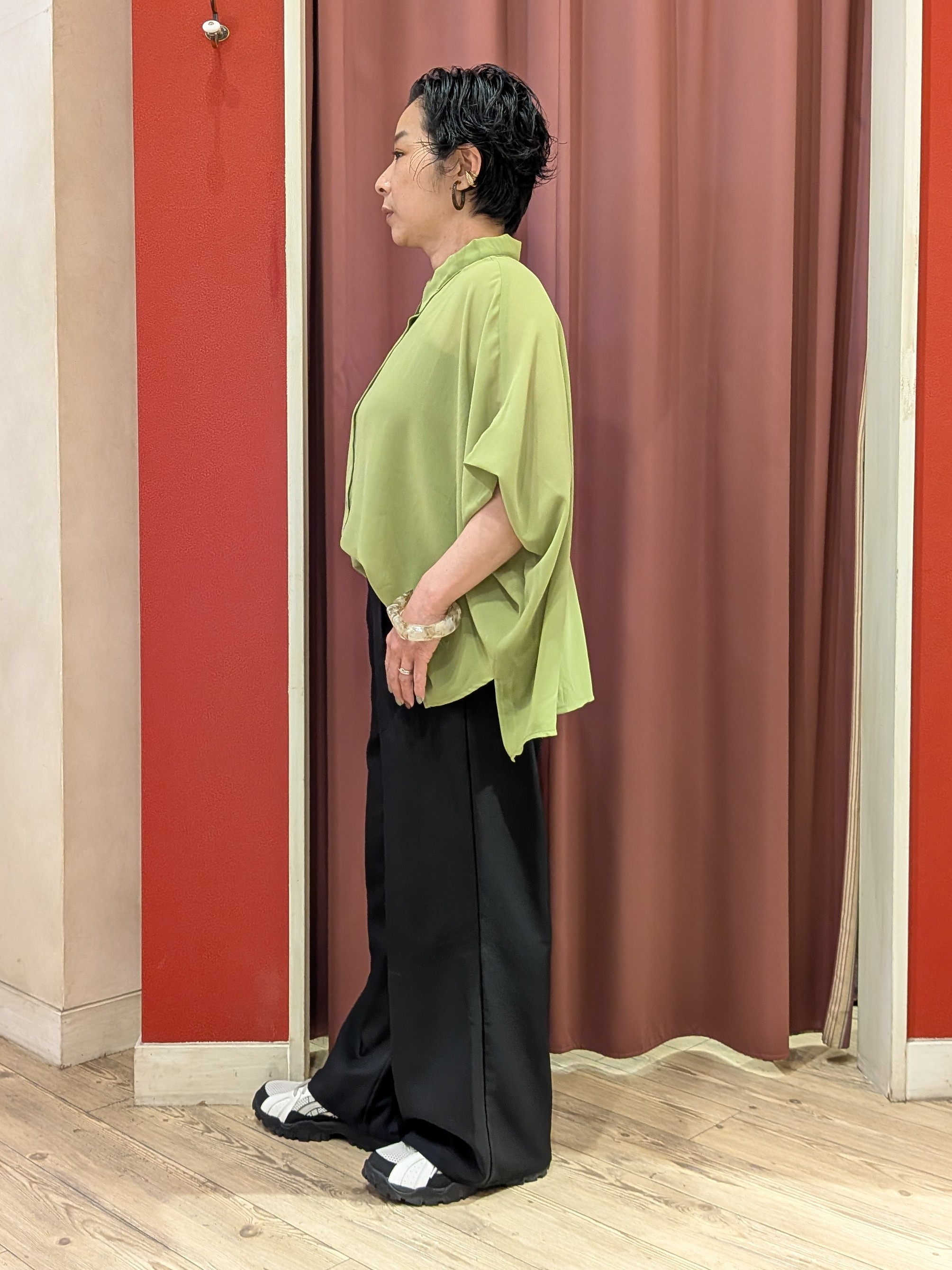 cameさんの「SHOO･LA･RUE｜【洗濯機可/体型カバー】羽織るだけで雰囲気変わる 柄アソート ポンチョ風シアーシャツ」を使ったコーディネート